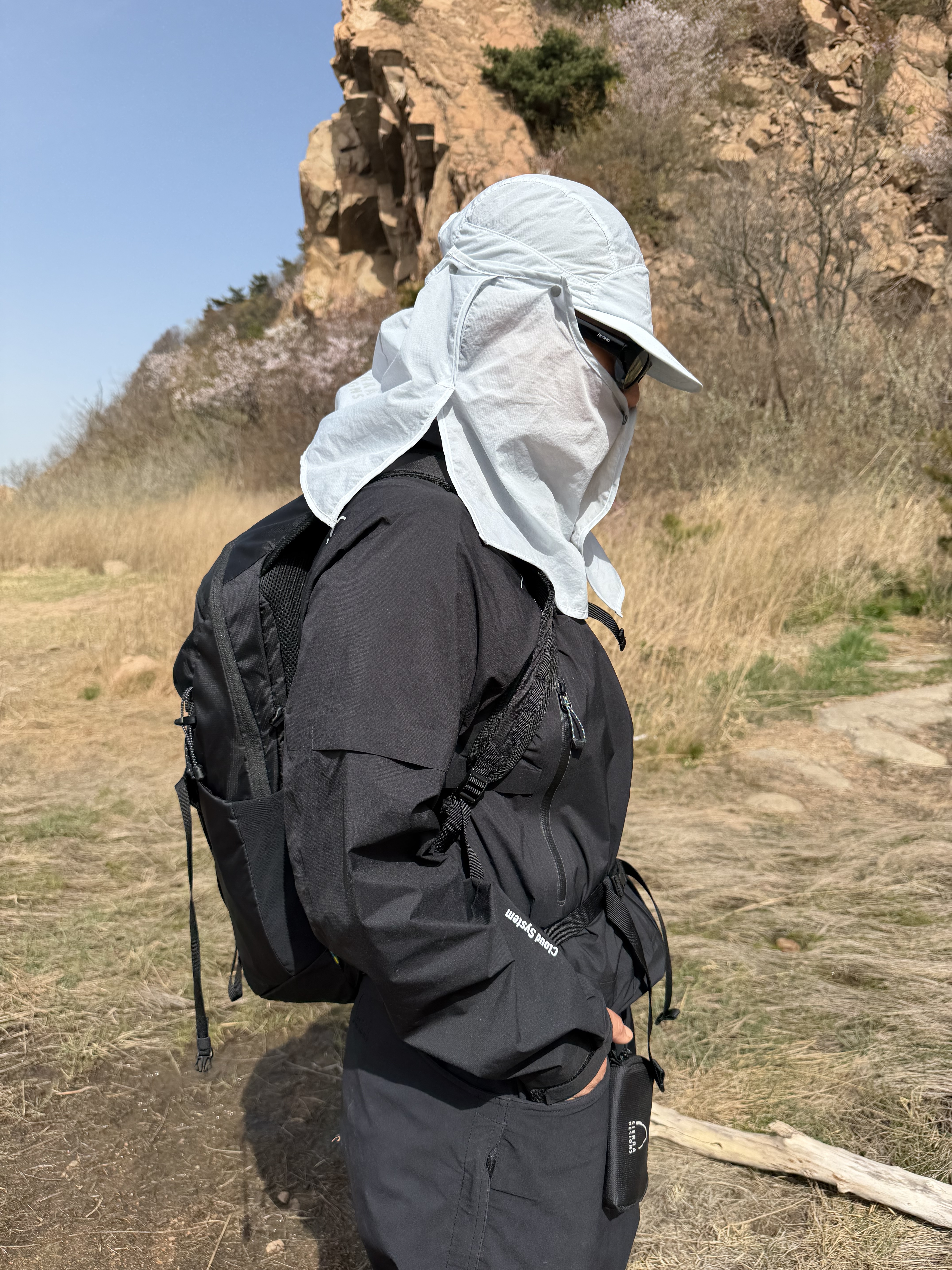 SIERRADESIGNS TENAYAPACK 25L Black, SIERRADESIGNS TENAYAPACK 25L Light Grey 착용 스타일 - 2