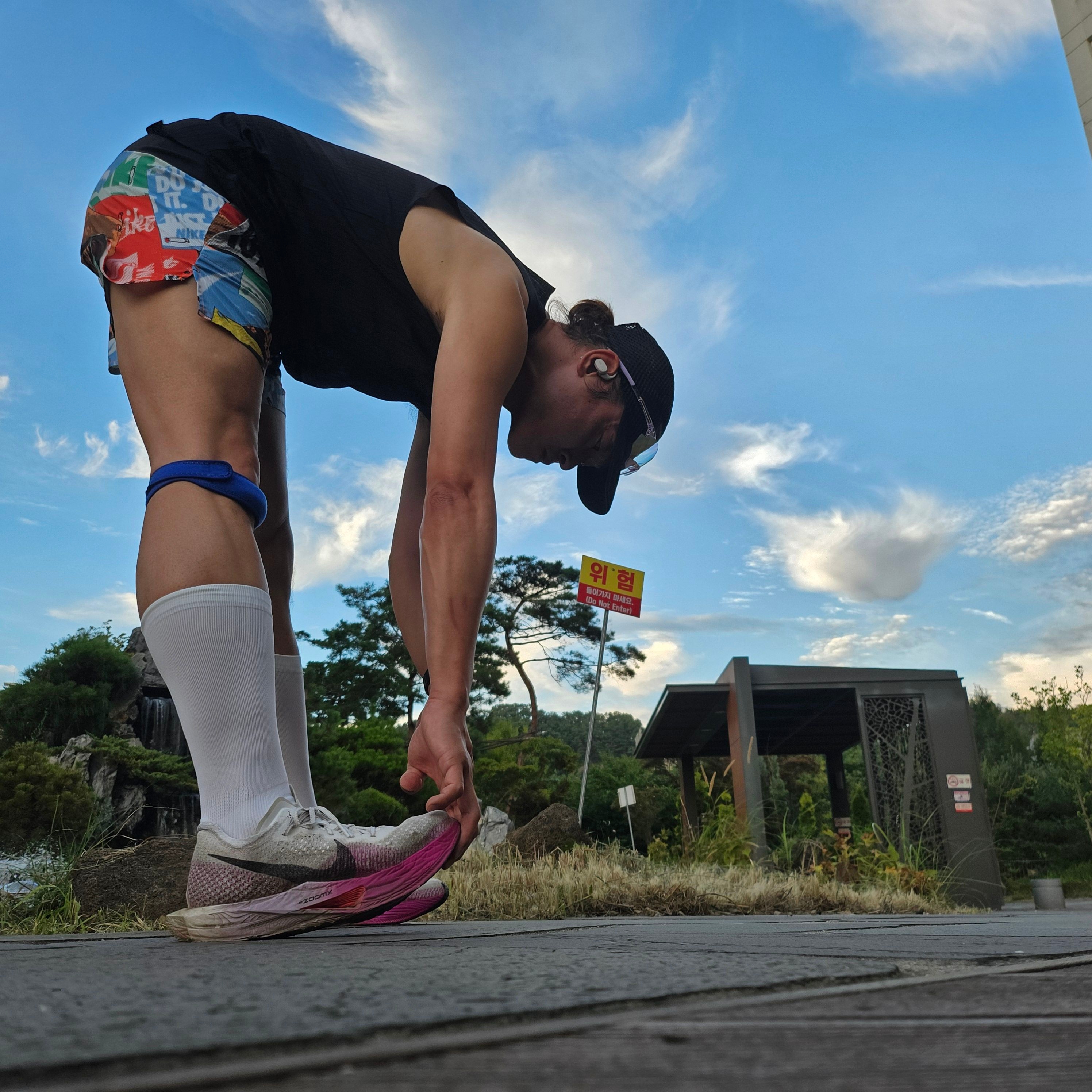 LI2 Black Wing Running Knee Socks White 착용 스타일 - 1