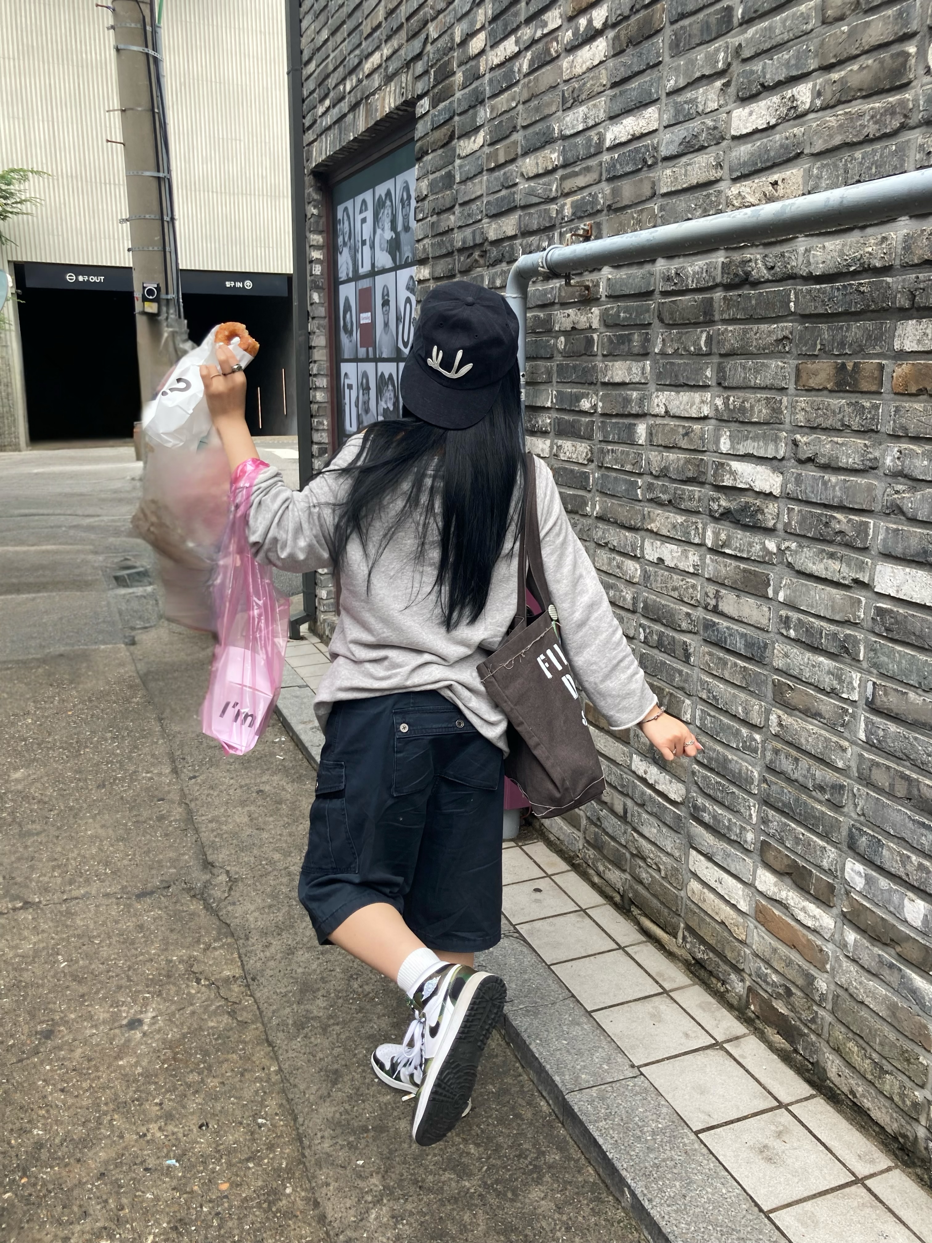 CHOWOO Monkey Pockets Cargo Shorts Washed Navy, CHOWOO Vintage Washed Downfall Cap Washed Black 착용 스타일 - 1