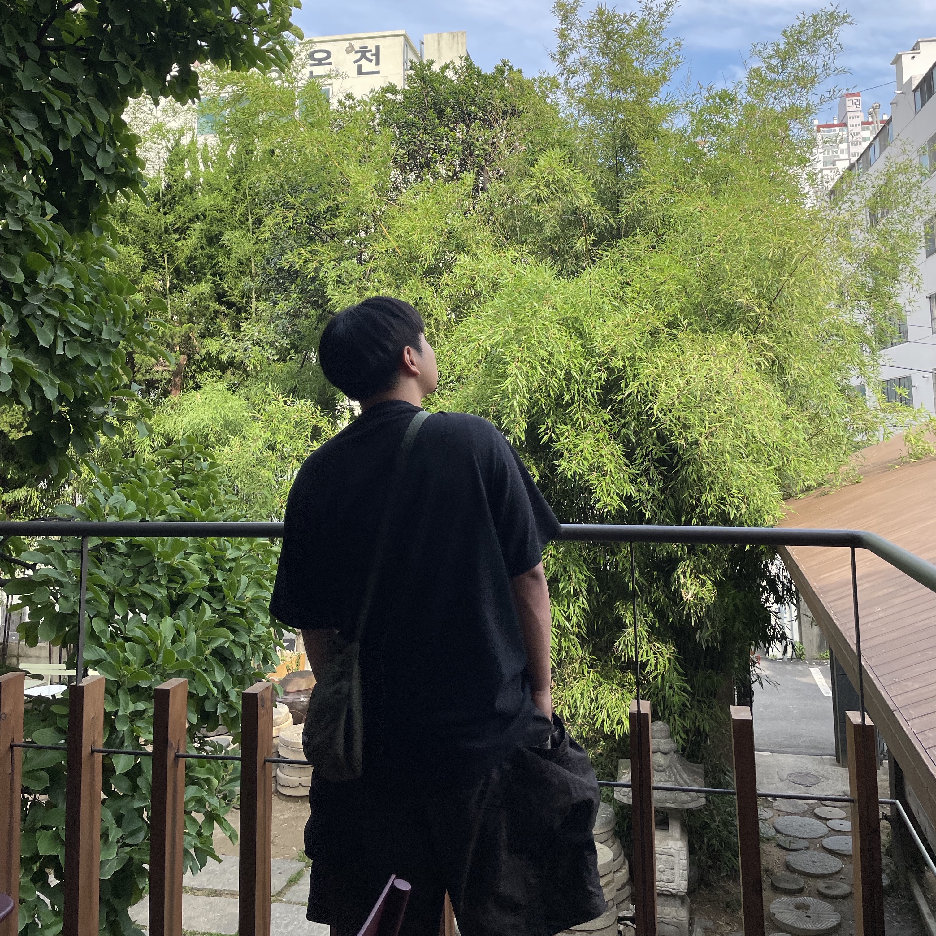 Supreme Raised Script S/S Top Black - 26SS 착용 스타일