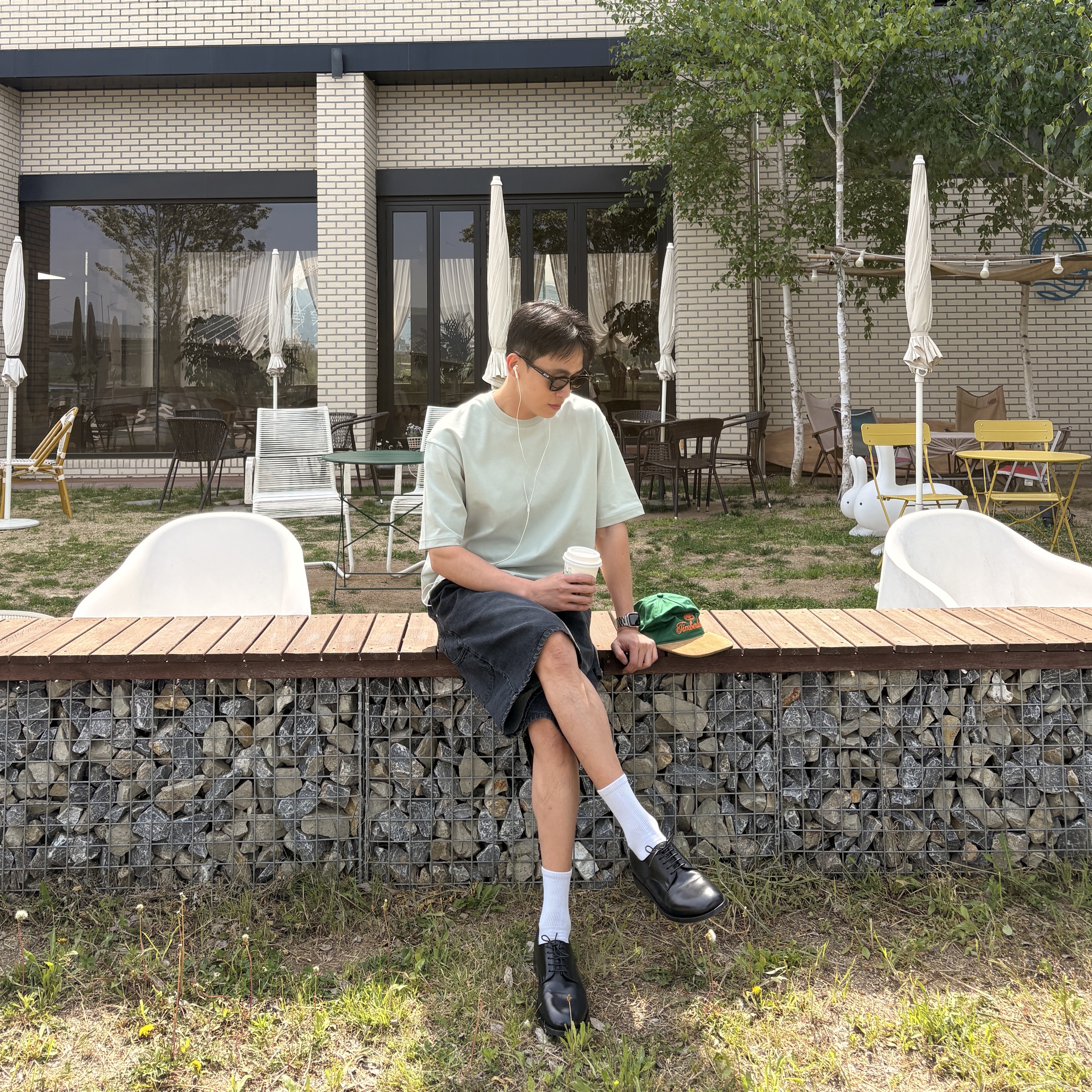 Gentle Monster Hovo 01 Black, POSTMAN T-3 Derby Black 착용 스타일 - 5