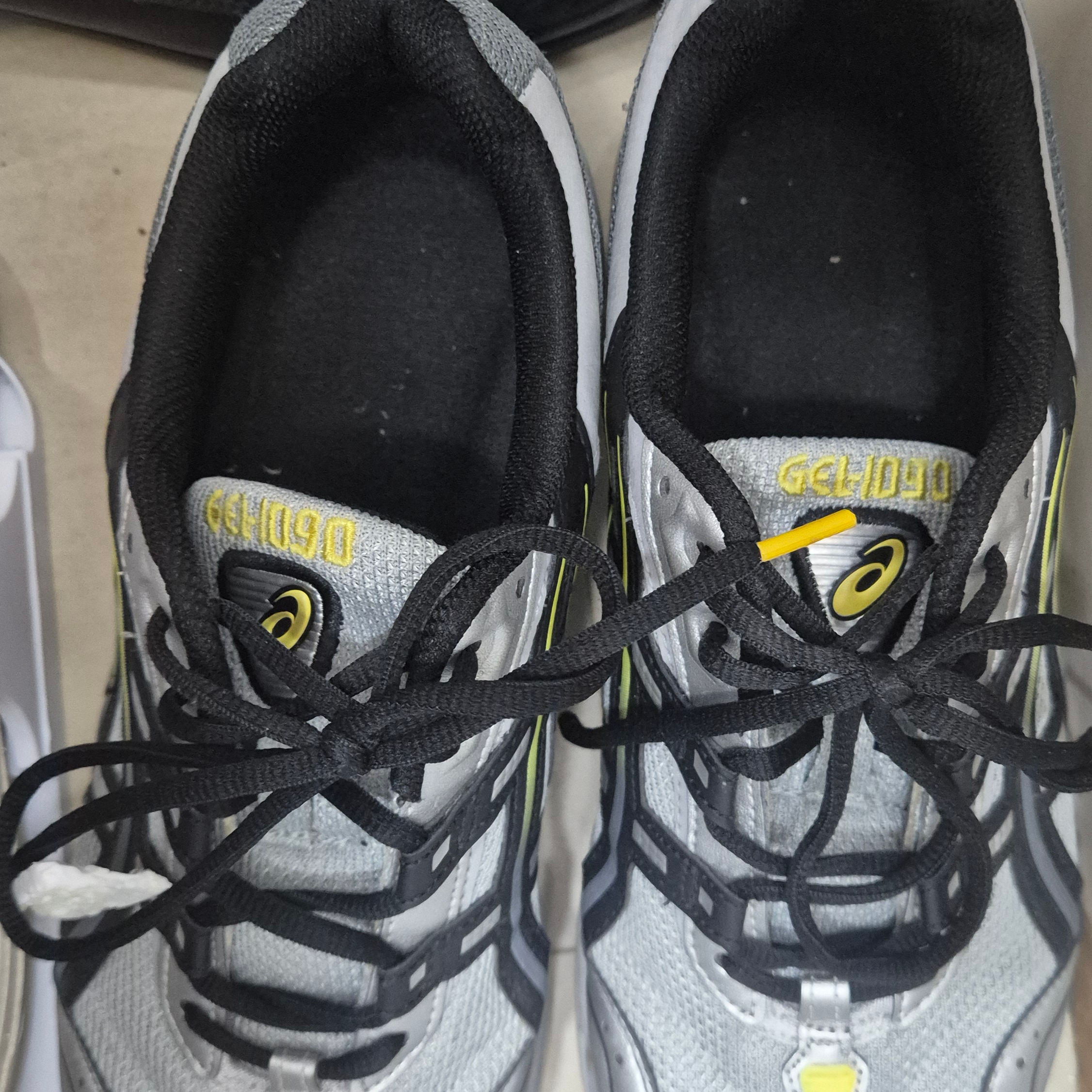 Asics Gel-1090 Mid Grey Black 착용 스타일