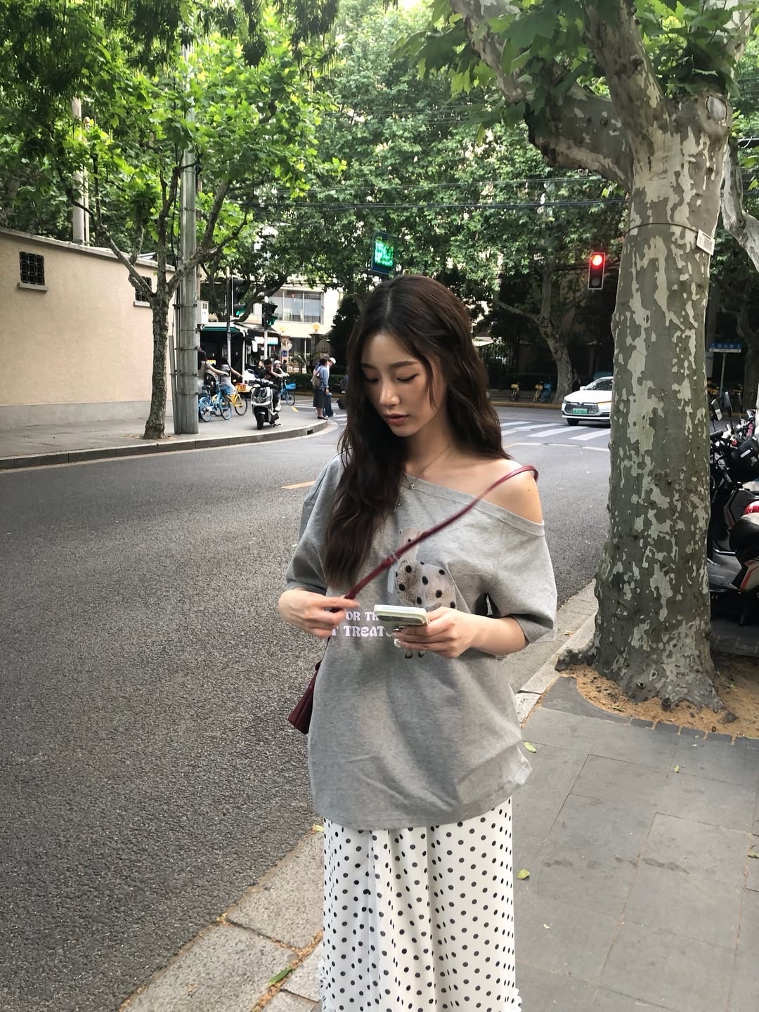 Markgong Women Sweet Treat Sheep Printed Off Shoulder Short Sleeve T-Shirt Gray - 26SS 착용 스타일 - 4