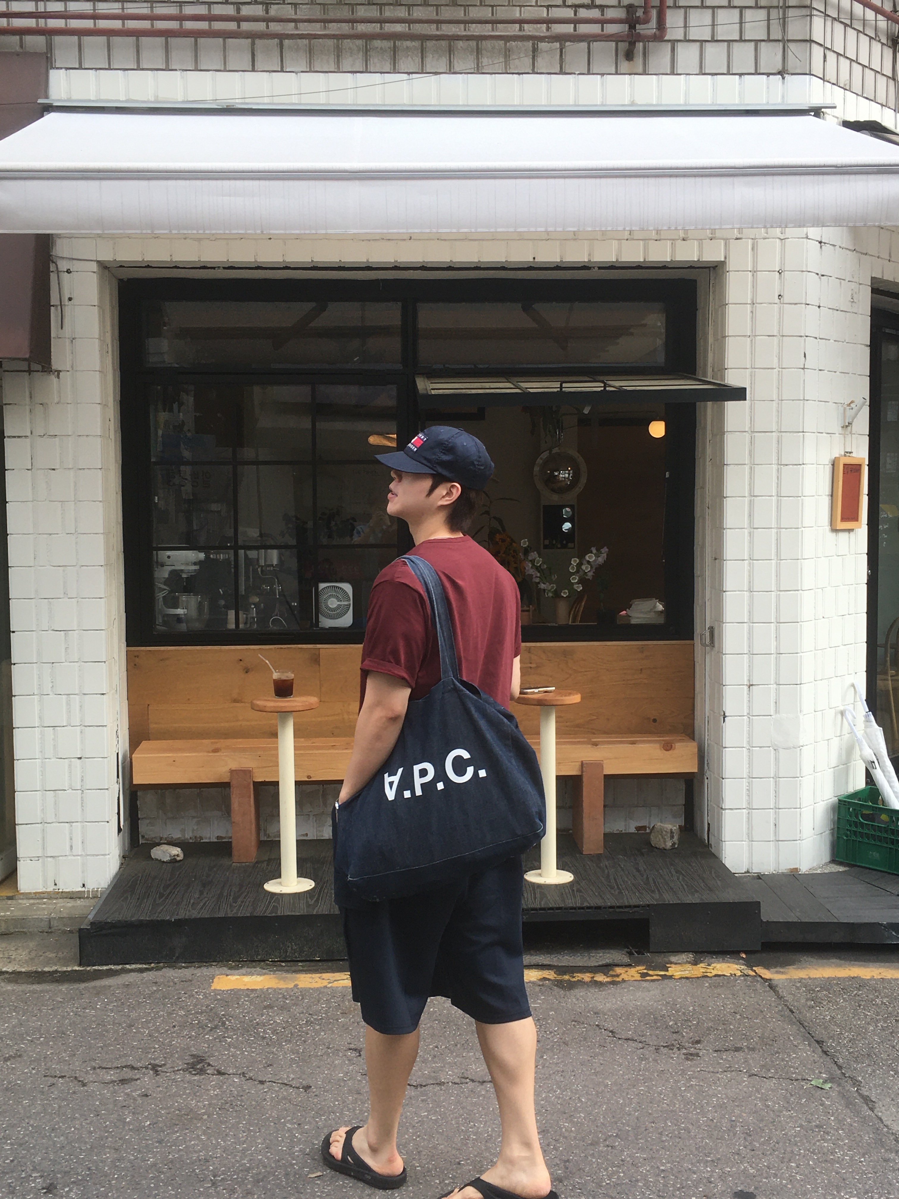Oofos OOriginal Black, A.P.C. Daniela Shopping Bag Indigo 착용 스타일 - 4
