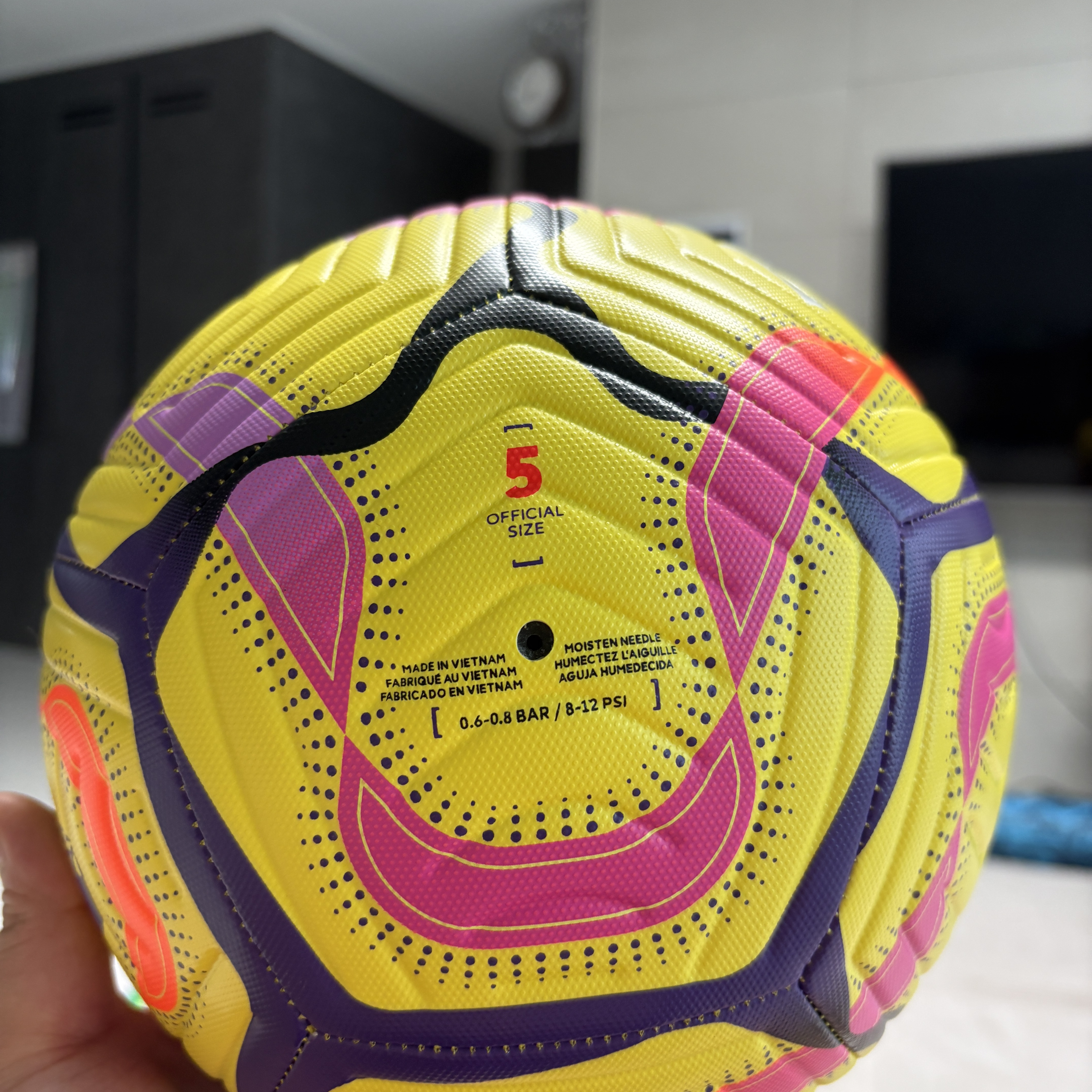 Nike Premier League Academy Football Yellow Fierce Pink 착용 스타일 - 2