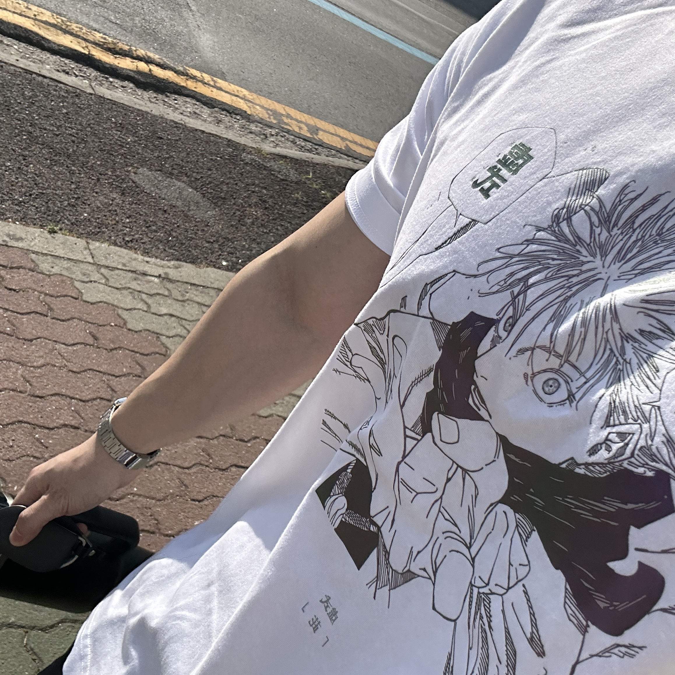Uniqlo UT Shueisha 100th Anniversary Jujutsu Kaisen T-Shirt White 착용 스타일