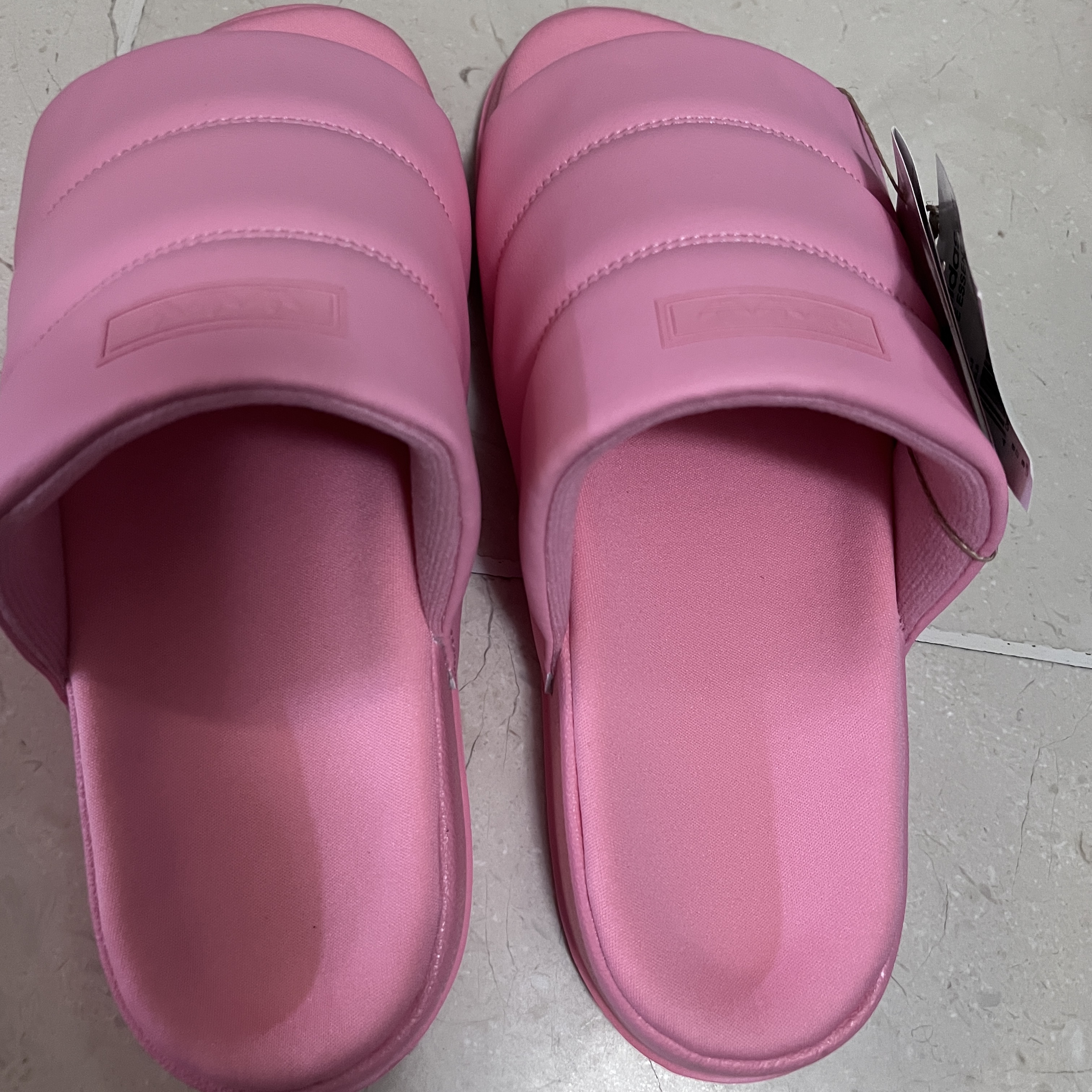 (W) Adidas Adilette Essential Super Pop 착용 스타일