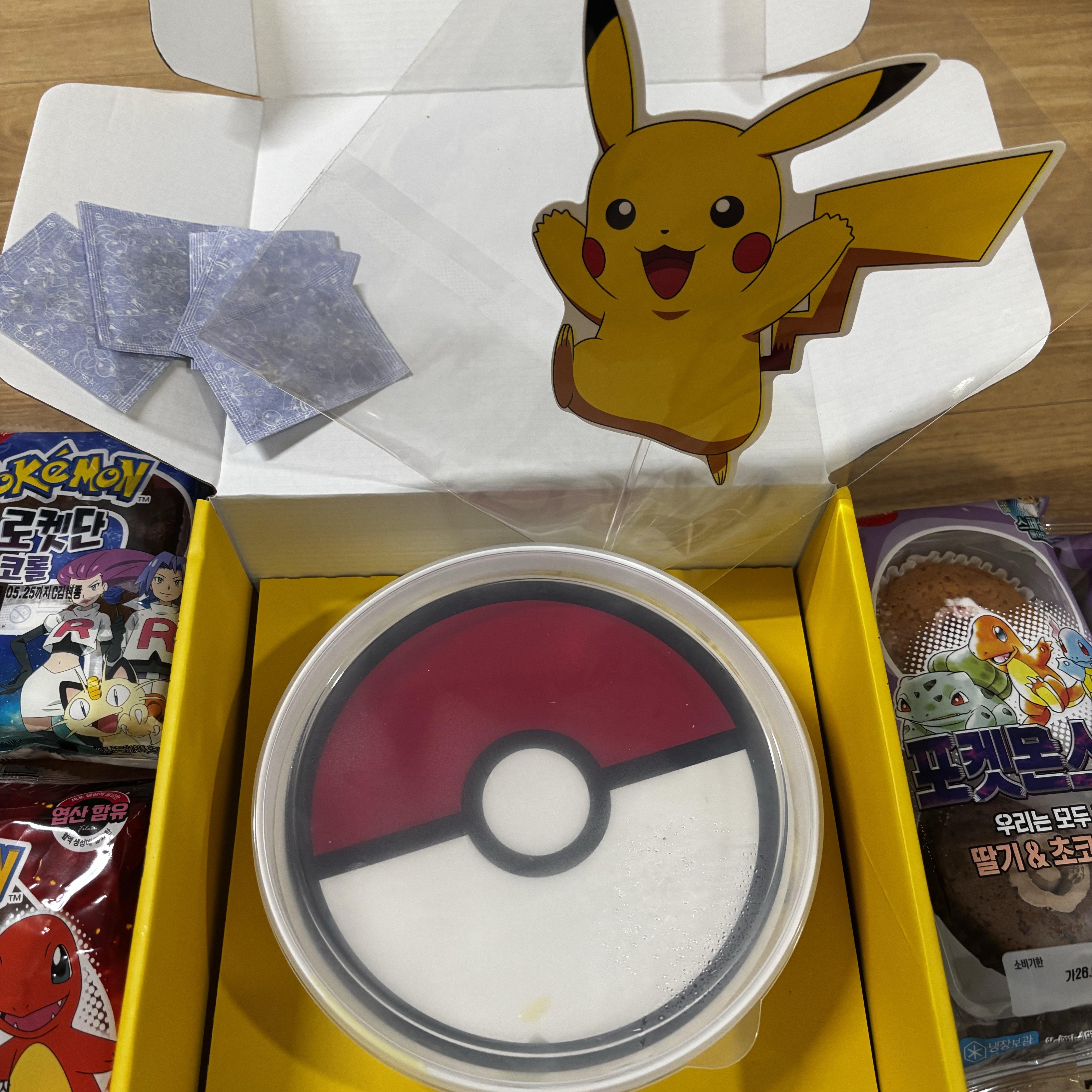 [KREAM 단독] Samlip Pokémon Bread All-in-One Set (Limited to 3, Includes Complete 100-Sticker Collector Book) 착용 스타일 - 2