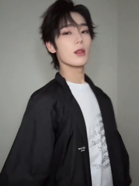 Undermycar Mu.24 Anti Fxxking Logo Play Crop Zip-up Jacket Black, Undermycar Mu.24 Anti Fxxking Logo Play Crop Zip-up Jacket Light Gray 착용 스타일 - 1