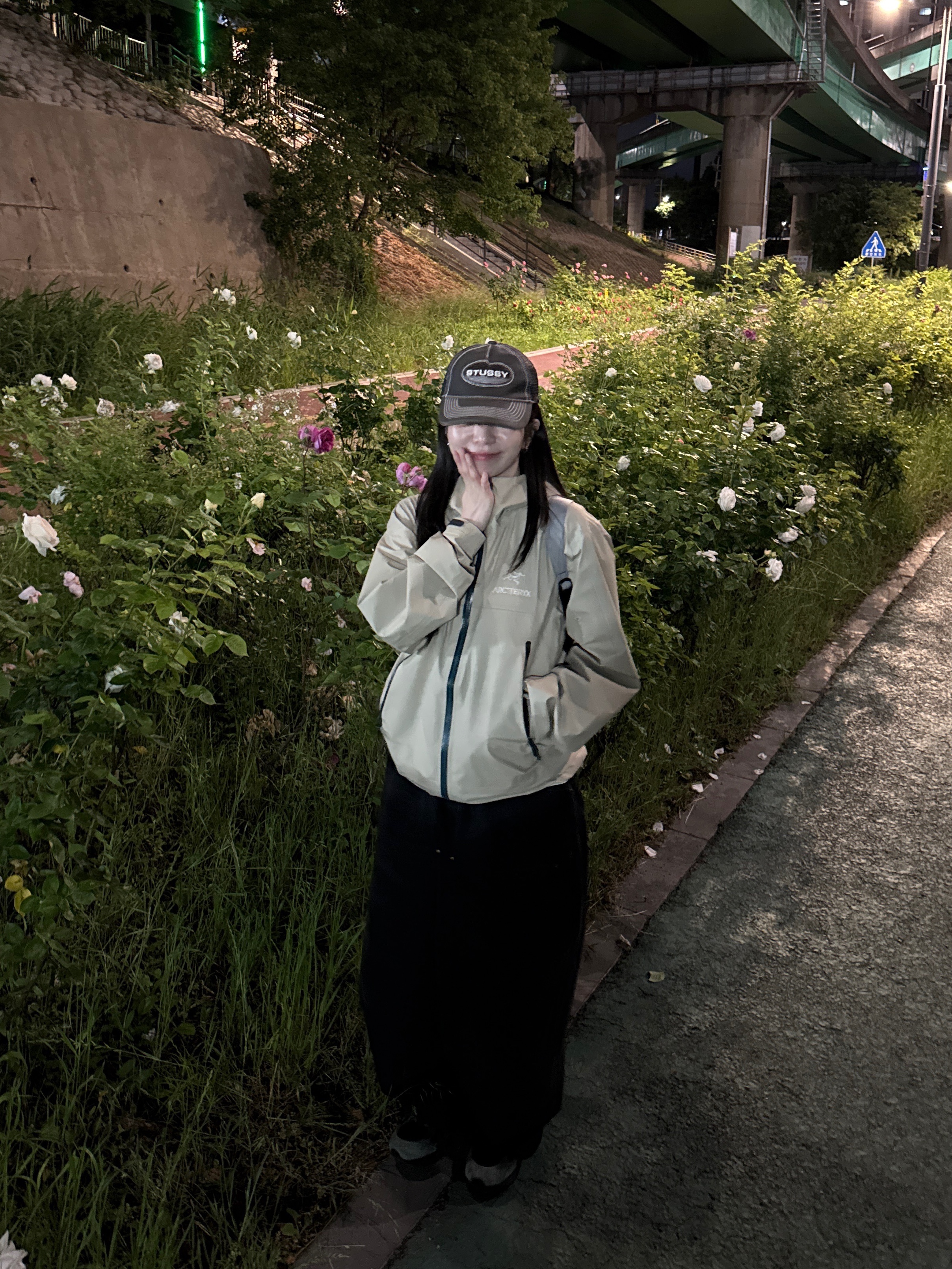 Arc'teryx Beta Jacket Wicker, Stussy Low Pro Trucker Cut-Out Leather Snapback Brown 착용 스타일 - 1
