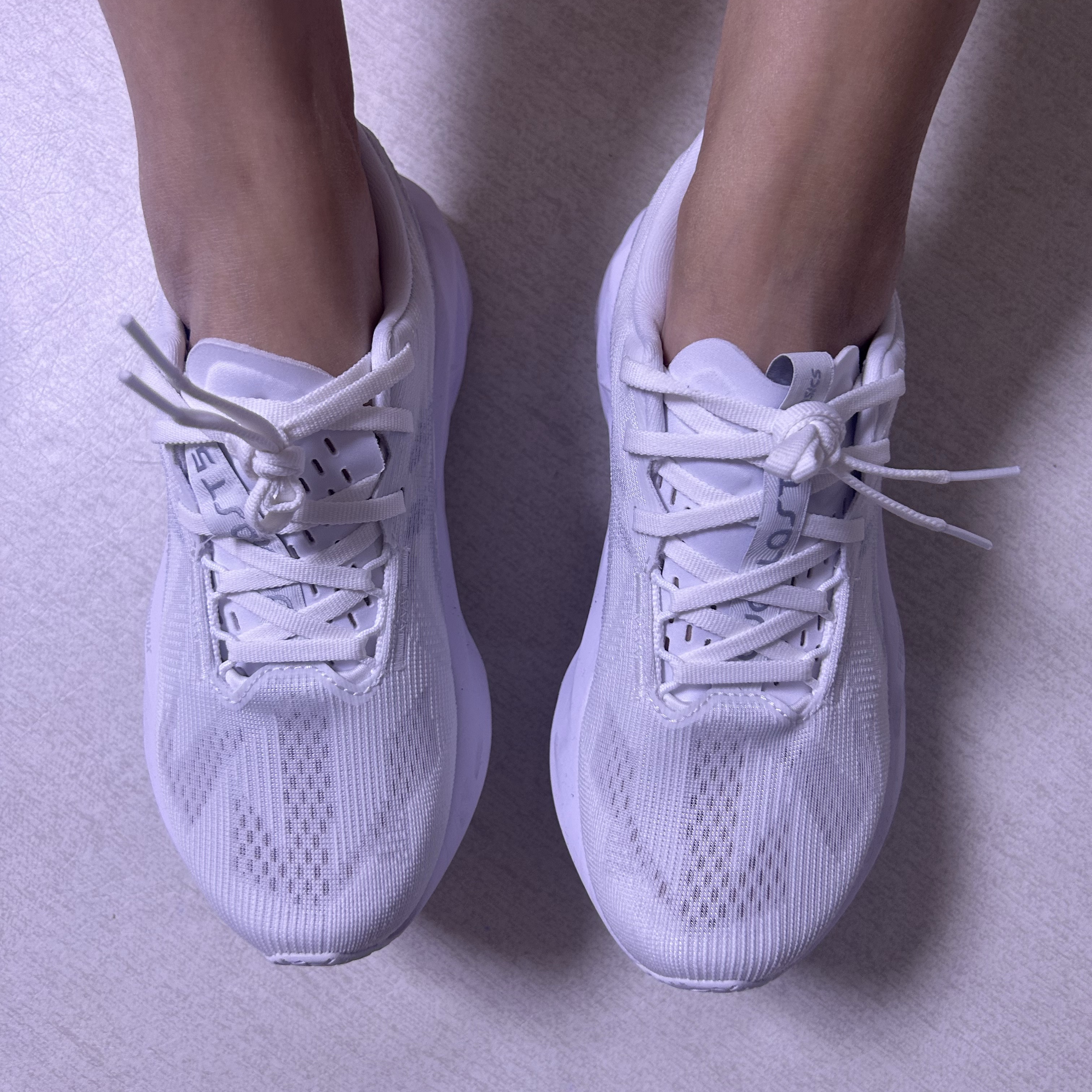 (W) Asics Novablast 5 White Piedmont Grey 착용 스타일