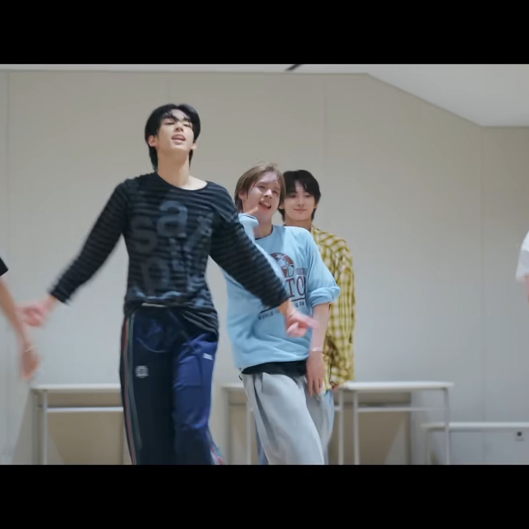 [KREAM 단독] Safarispot Ticketing Stripe Border Tee Gray, [KREAM 단독] Safarispot Ticketing Stripe Border Tee Black 착용 스타일 - 4
