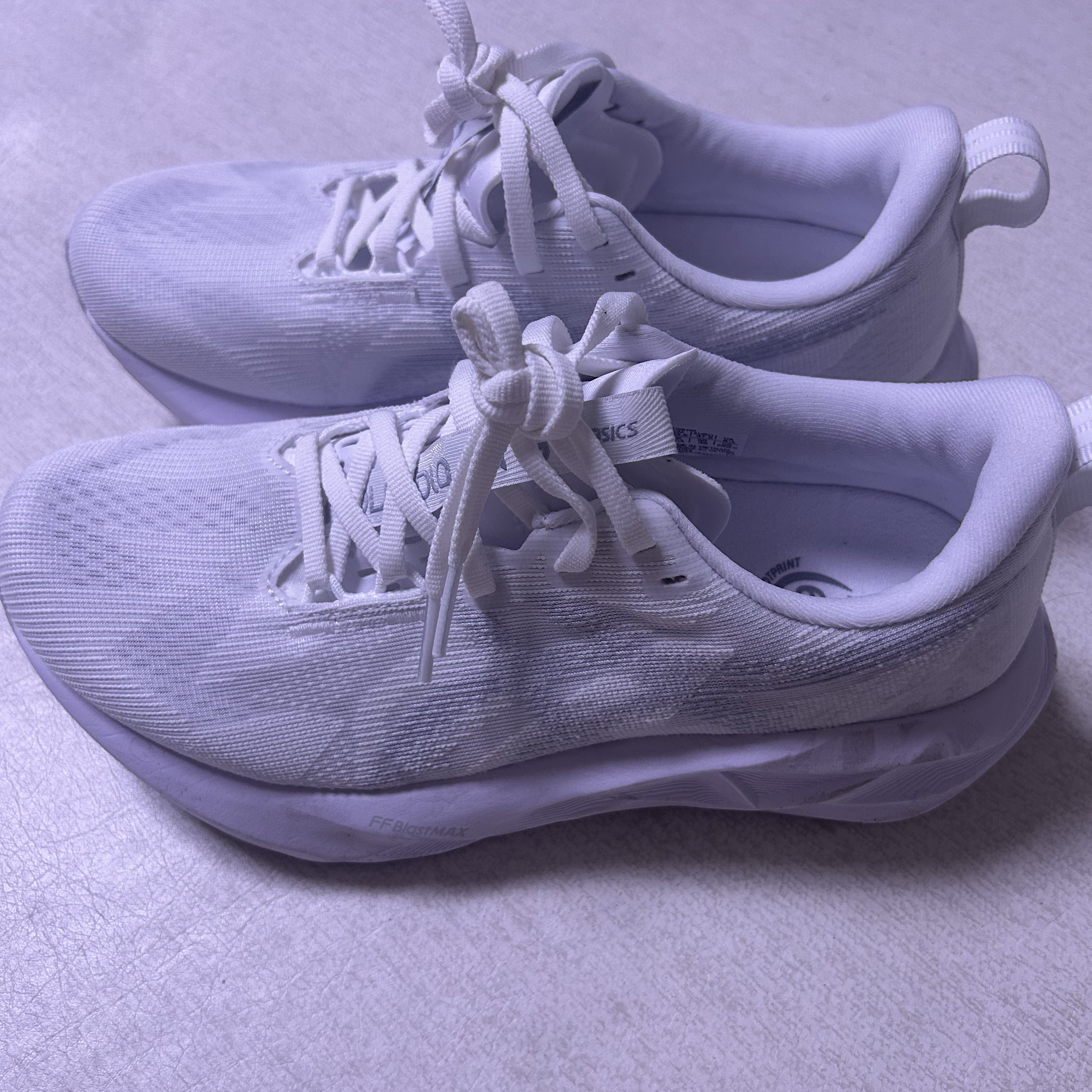 (W) Asics Novablast 5 White Piedmont Grey 착용 스타일