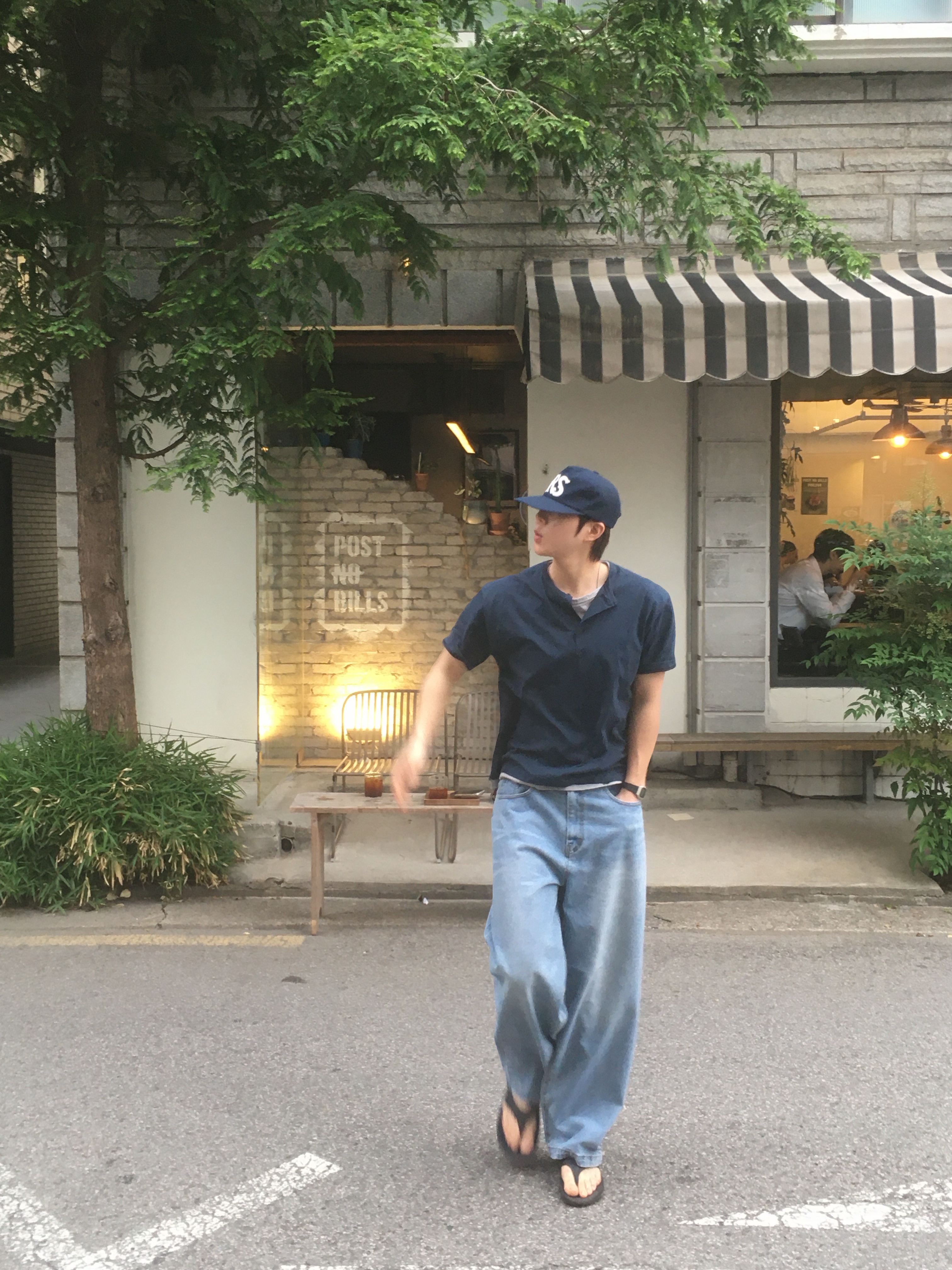 Oofos OOriginal Black, Rust And Stone Chain Stitch Ball Cap Navy 착용 스타일 - 2