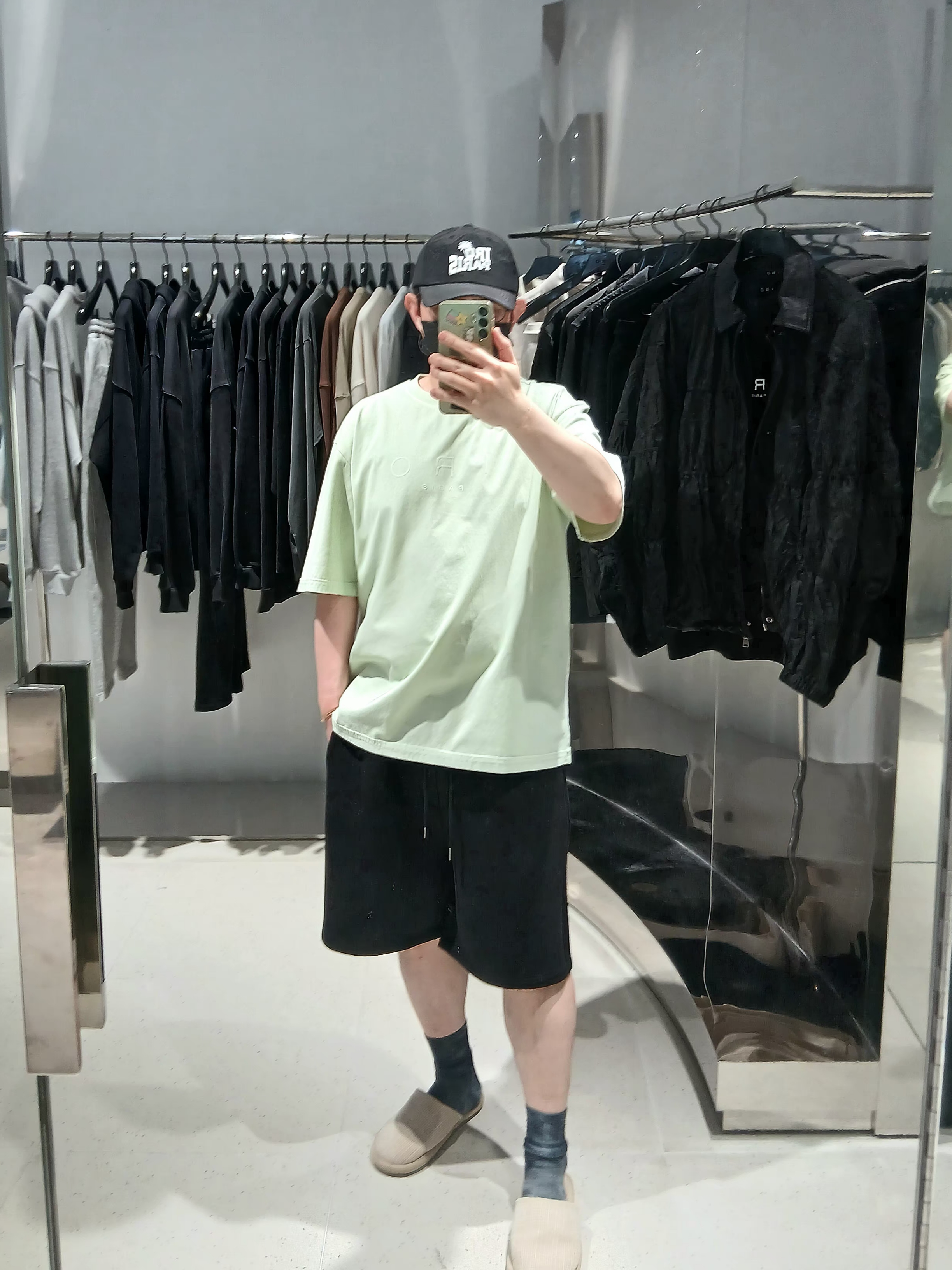Iro Corin Logo Cotton T-Shirt Beige, IRO Vibrio Banding Color-Block Long Bermuda Shorts Black 착용 스타일 - 1