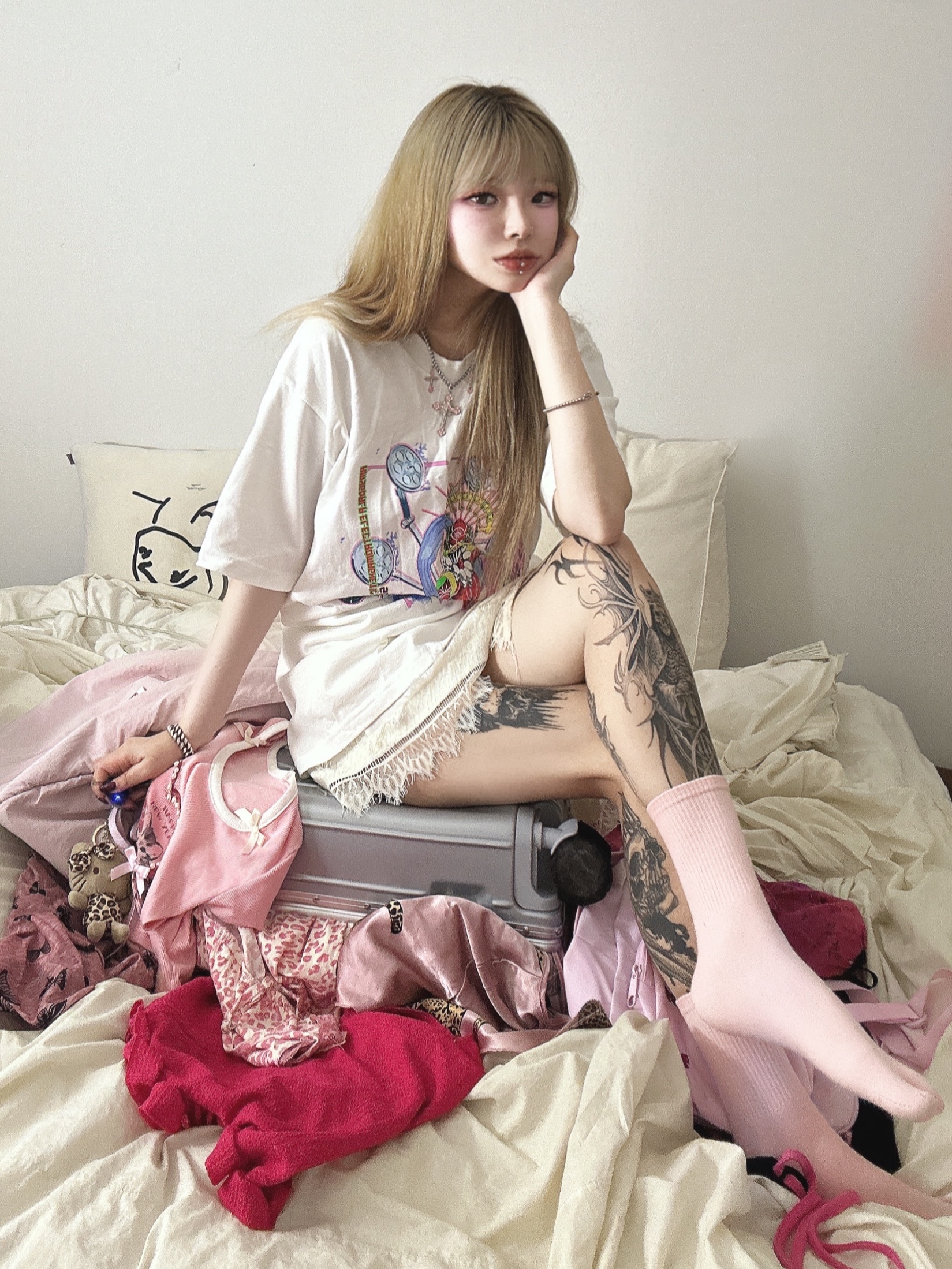Supreme Electromagnetic T-Shirt White - 24SS, lovememonster Minimal Cubic Ring 2 Set White 착용 스타일