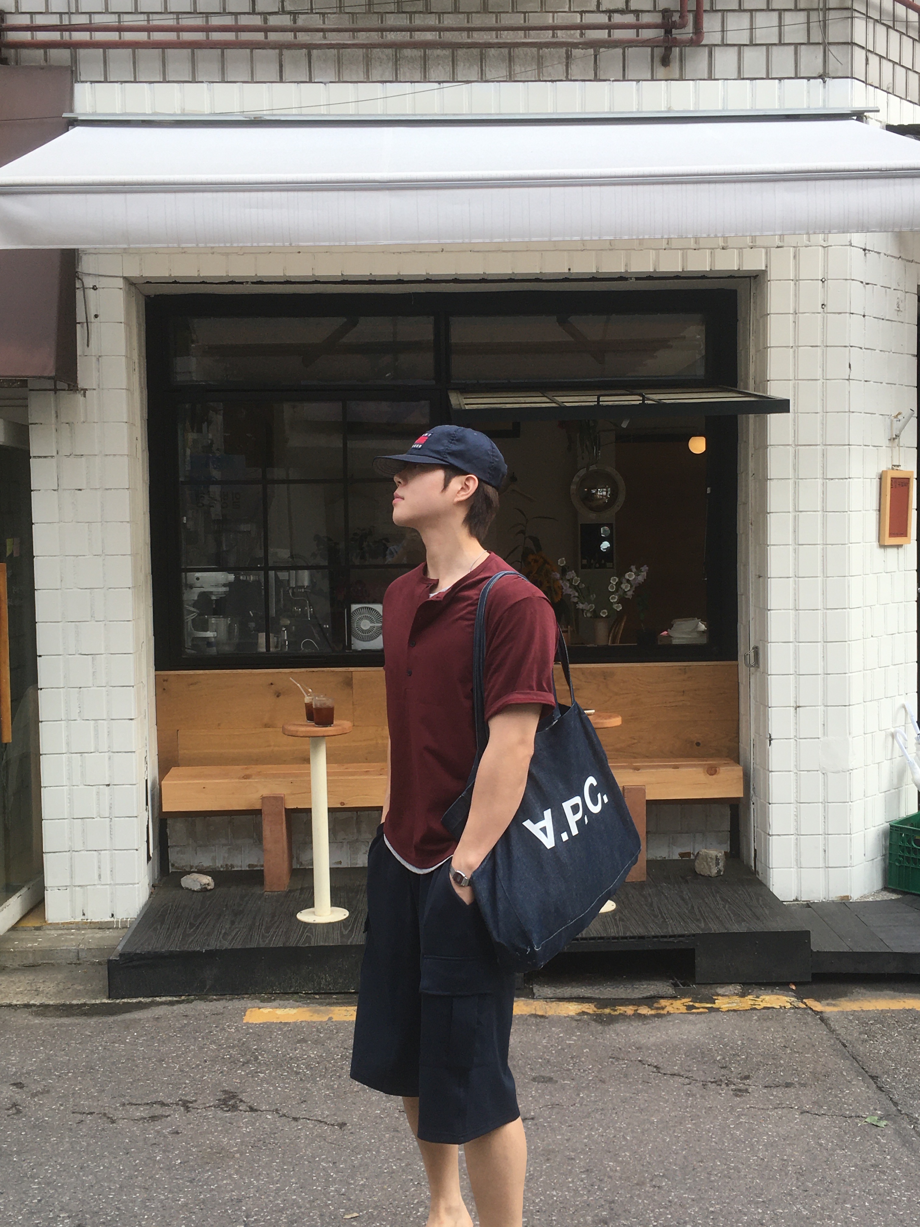 Oofos OOriginal Black, A.P.C. Daniela Shopping Bag Indigo 착용 스타일 - 3