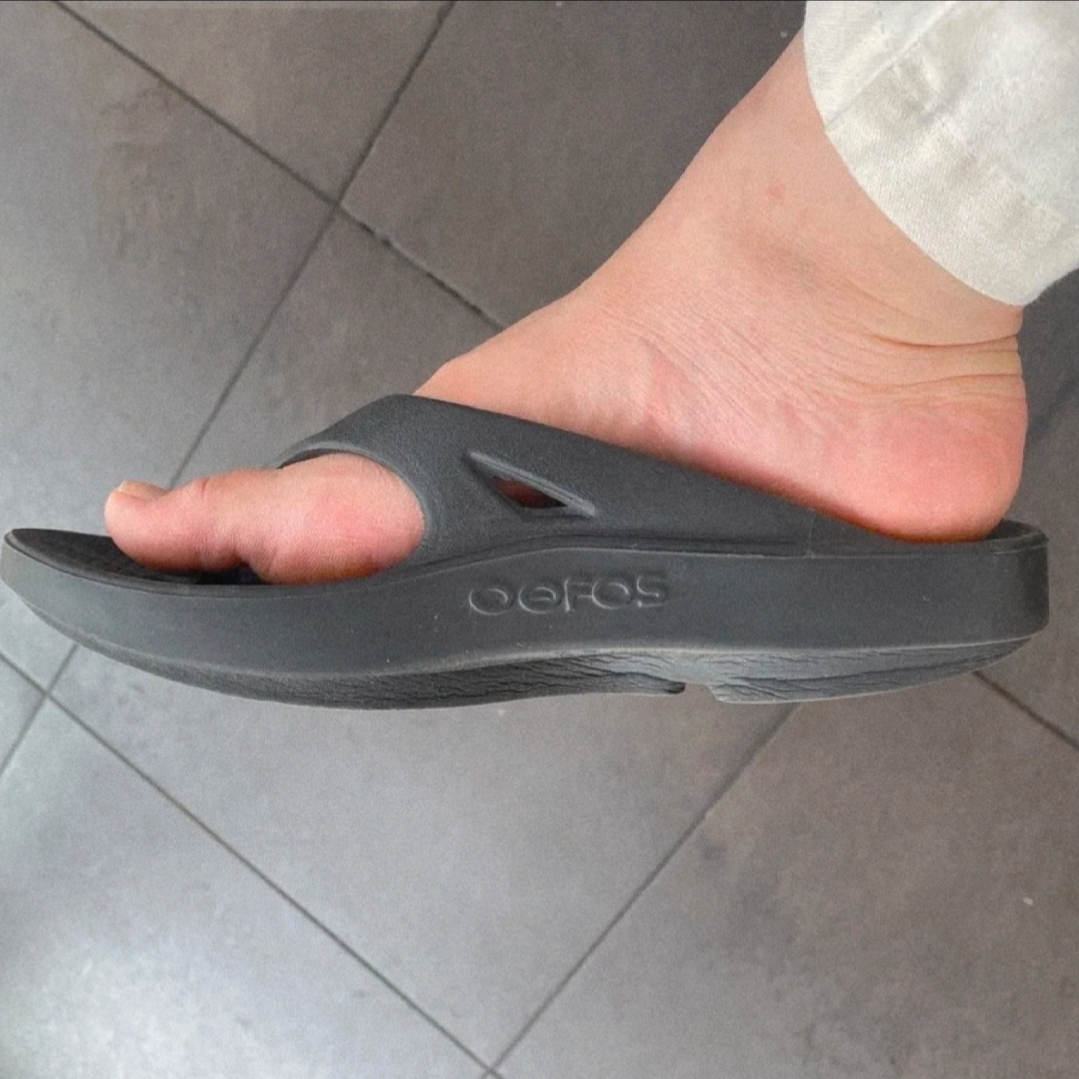 Oofos OOriginal Black 착용 스타일