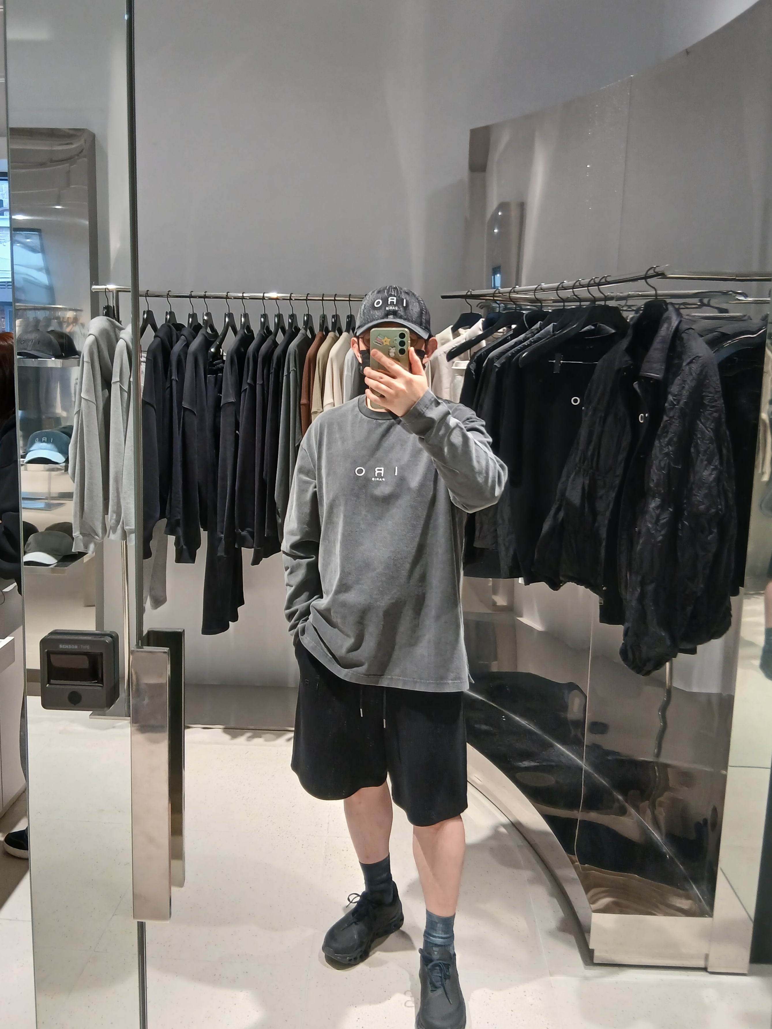 Iro Caris Pigment Washed Logo Long Sleeve T-Shirt Gray, Iro Troyes Iro Logo Denim Ballcap Black 착용 스타일 - 5
