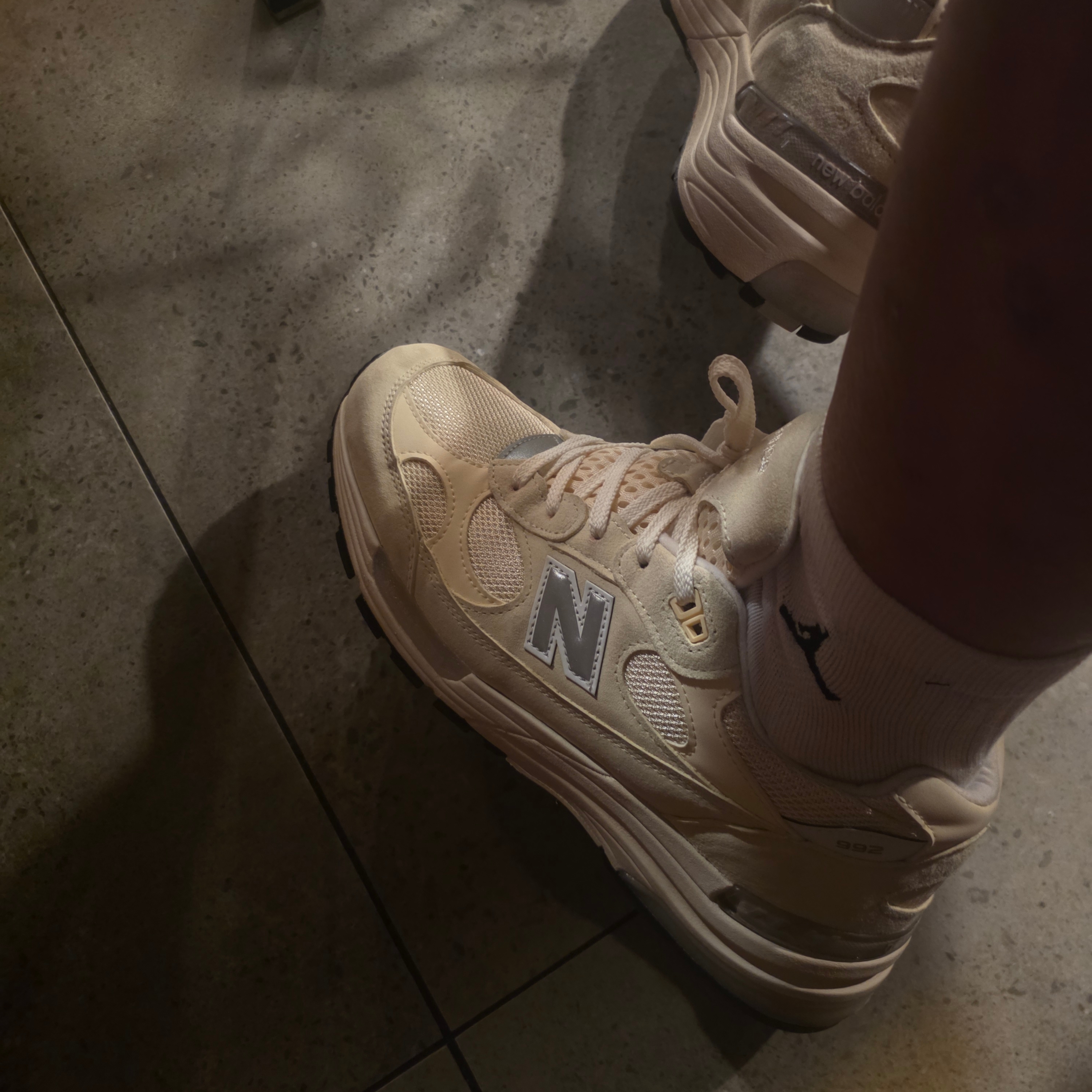 New Balance 992 Made in USA Calcium Raw Cashew 착용 스타일 - 1