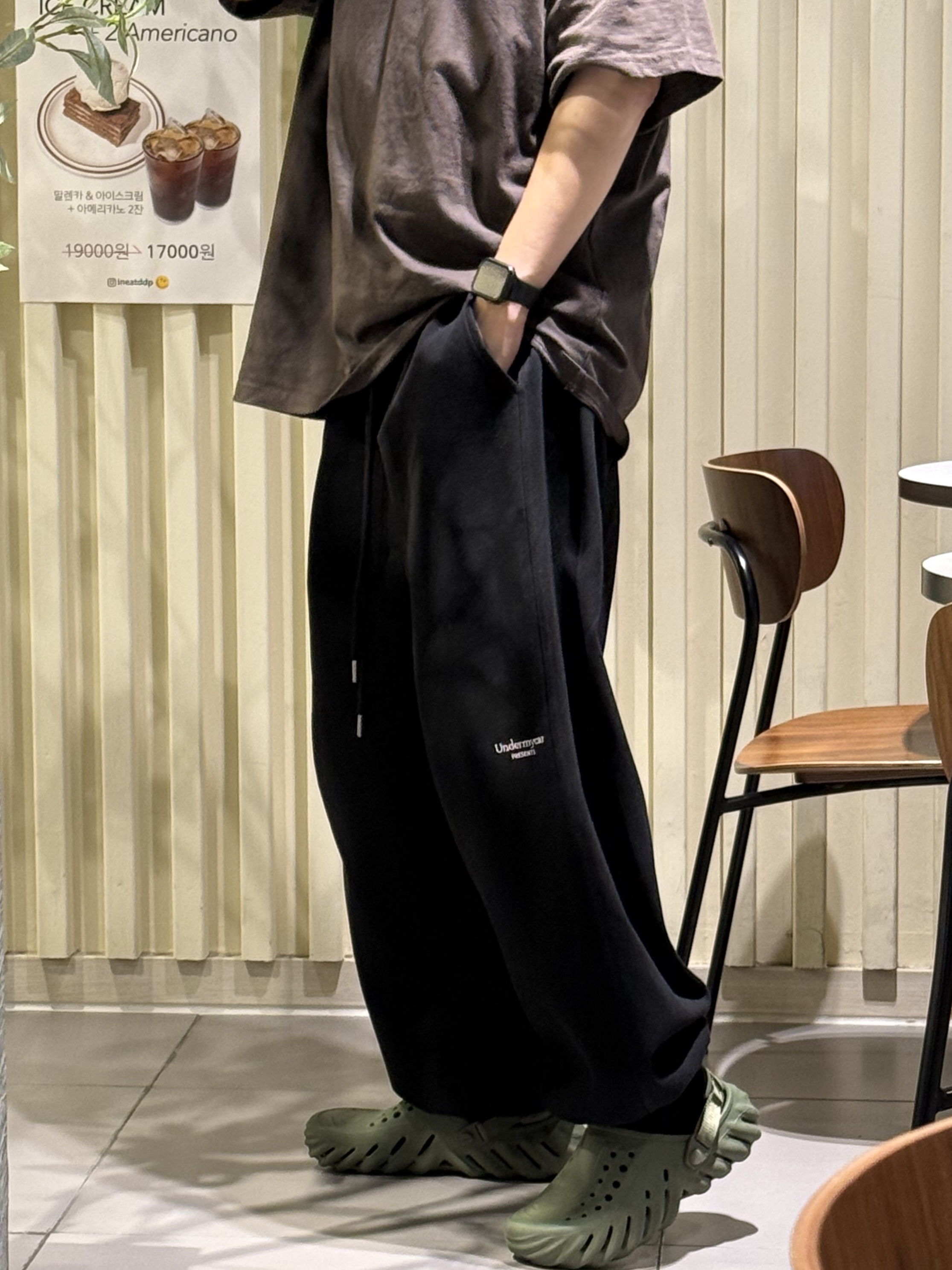 Undermycar Mu.03 Anti Fxxking Logo Play Oversized Sweat Jogger Black, Crocs Echo Clog Army Green 착용 스타일 - 1