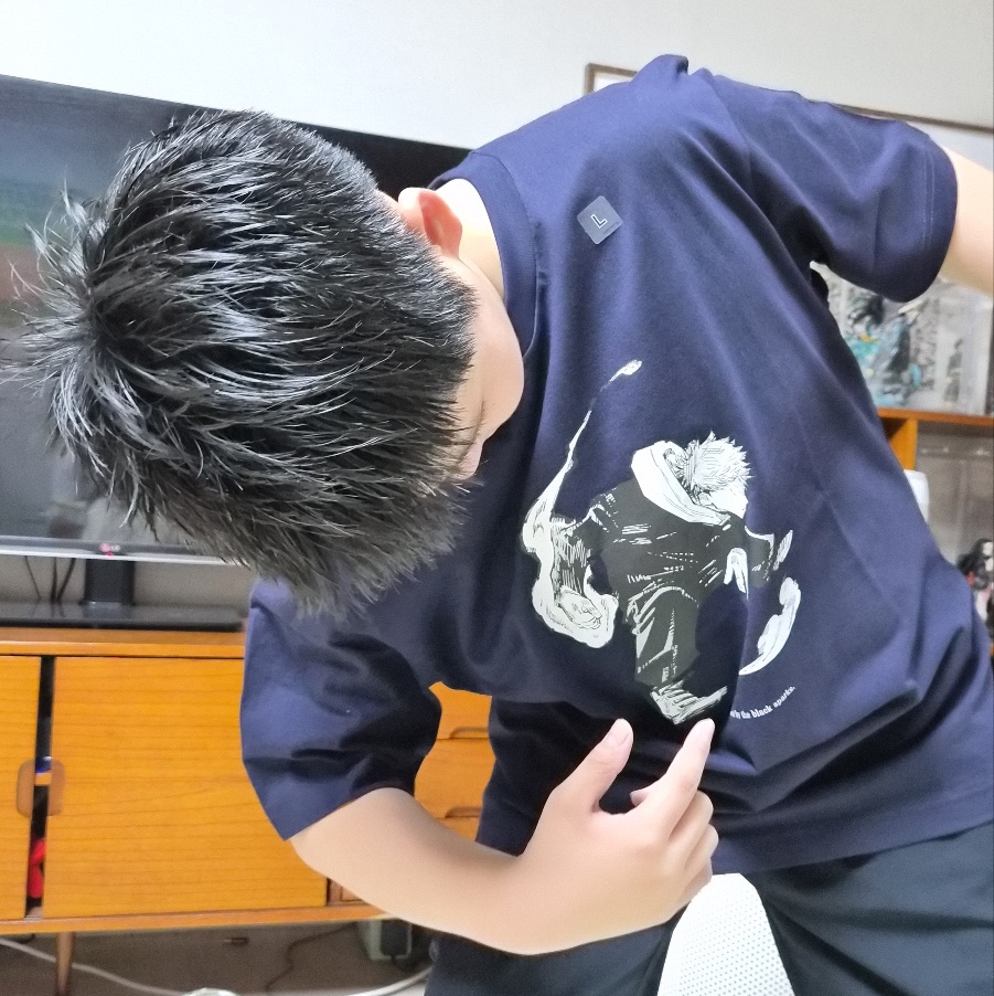 Uniqlo UT Shueisha 100th Anniversary Jujutsu Kaisen T-Shirt Navy 착용 스타일 - 2