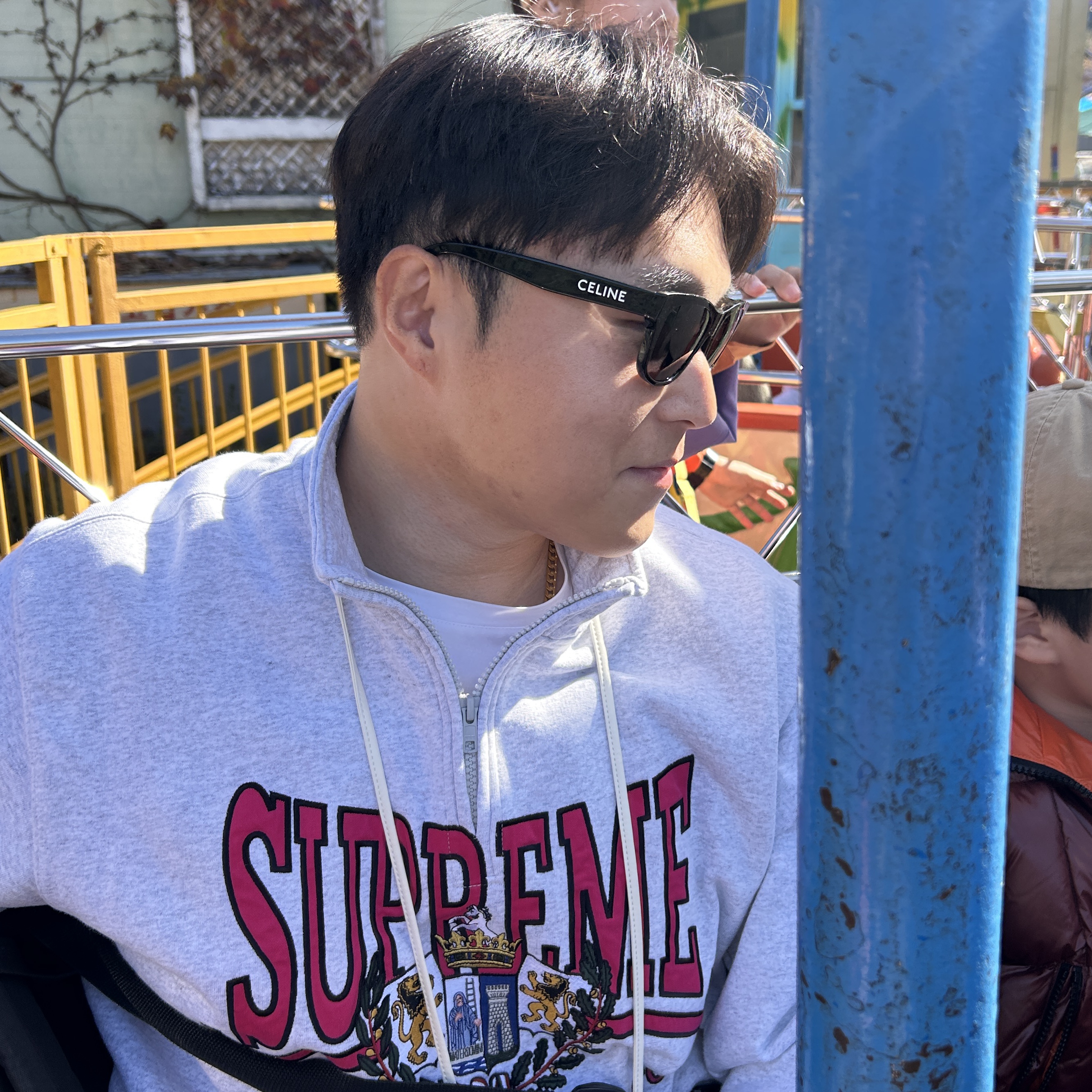 Supreme Crest Appliqué Half Zip Pullover Ash Grey - 25FW 착용 스타일
