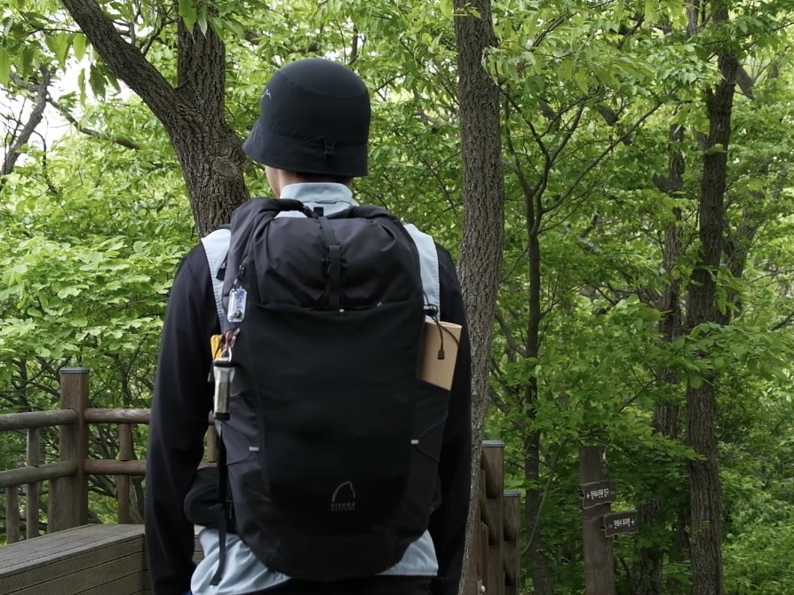 SIERRADESIGNS TENAYAPACK 45L Black 착용 스타일 - 1