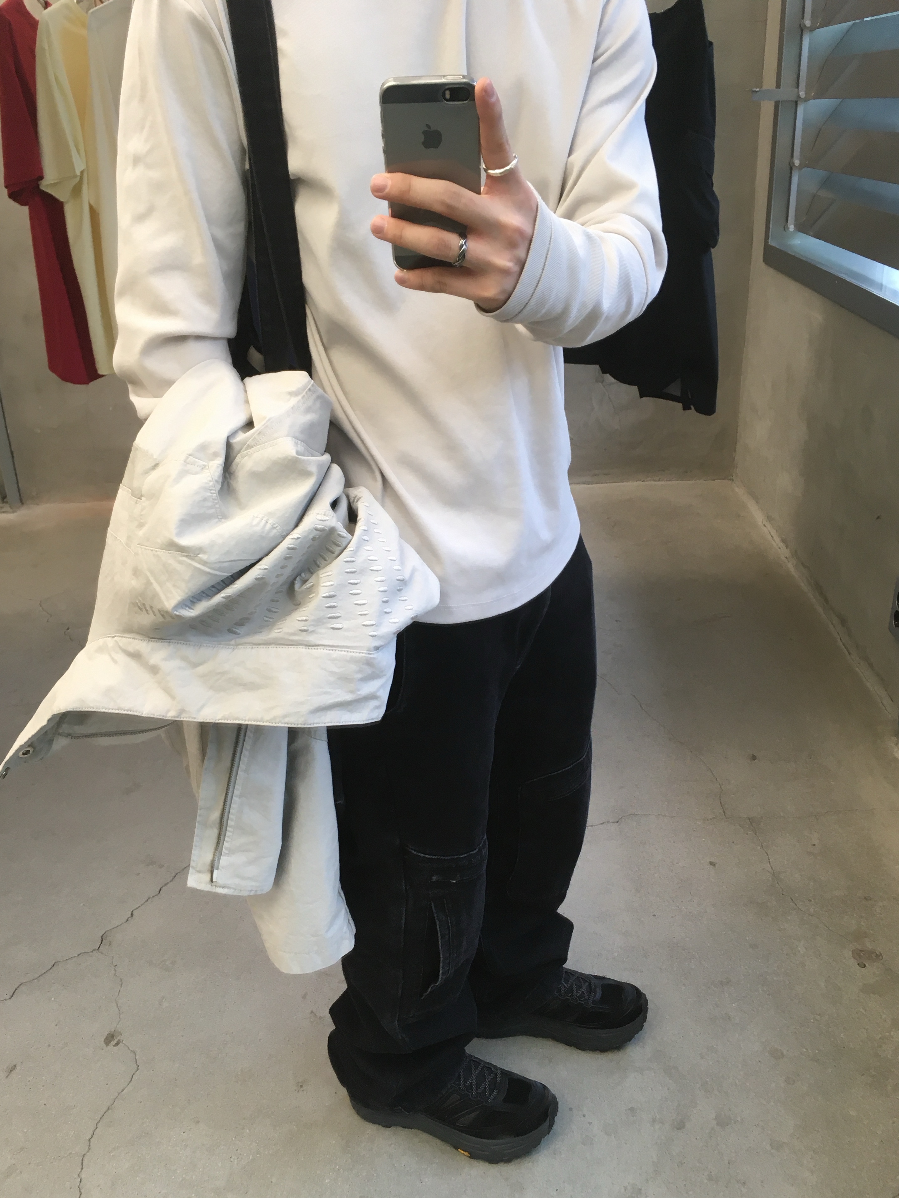 Hoka x Xlim Mafate Speed 2 TS Black Charcoal, Sansan Gear Wave Long Sleeve Blue Charcoal 착용 스타일 - 3