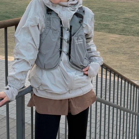 [KREAM 단독] runwhither Trail Running Vest Grey 착용 스타일 - 2