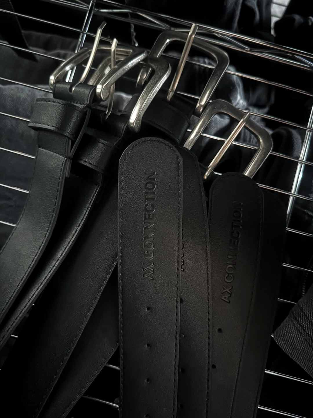 AX CONNECTION Signature Bold Logo Belt 착용 스타일