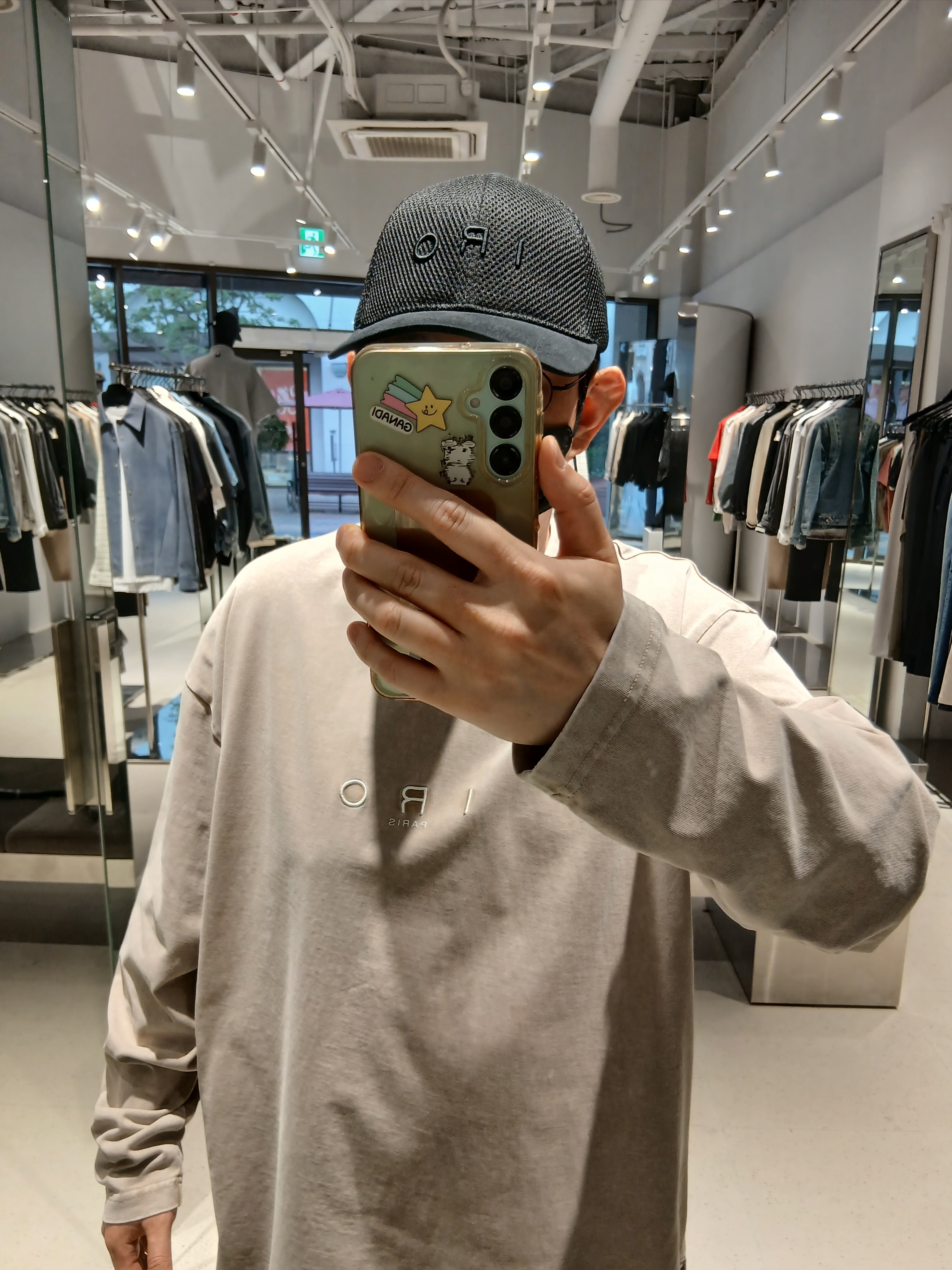 Iro Caris Pigment Washed Logo Long Sleeve T-Shirt Beige, Iro Logo Nylon Ball Cap Black 착용 스타일 - 2