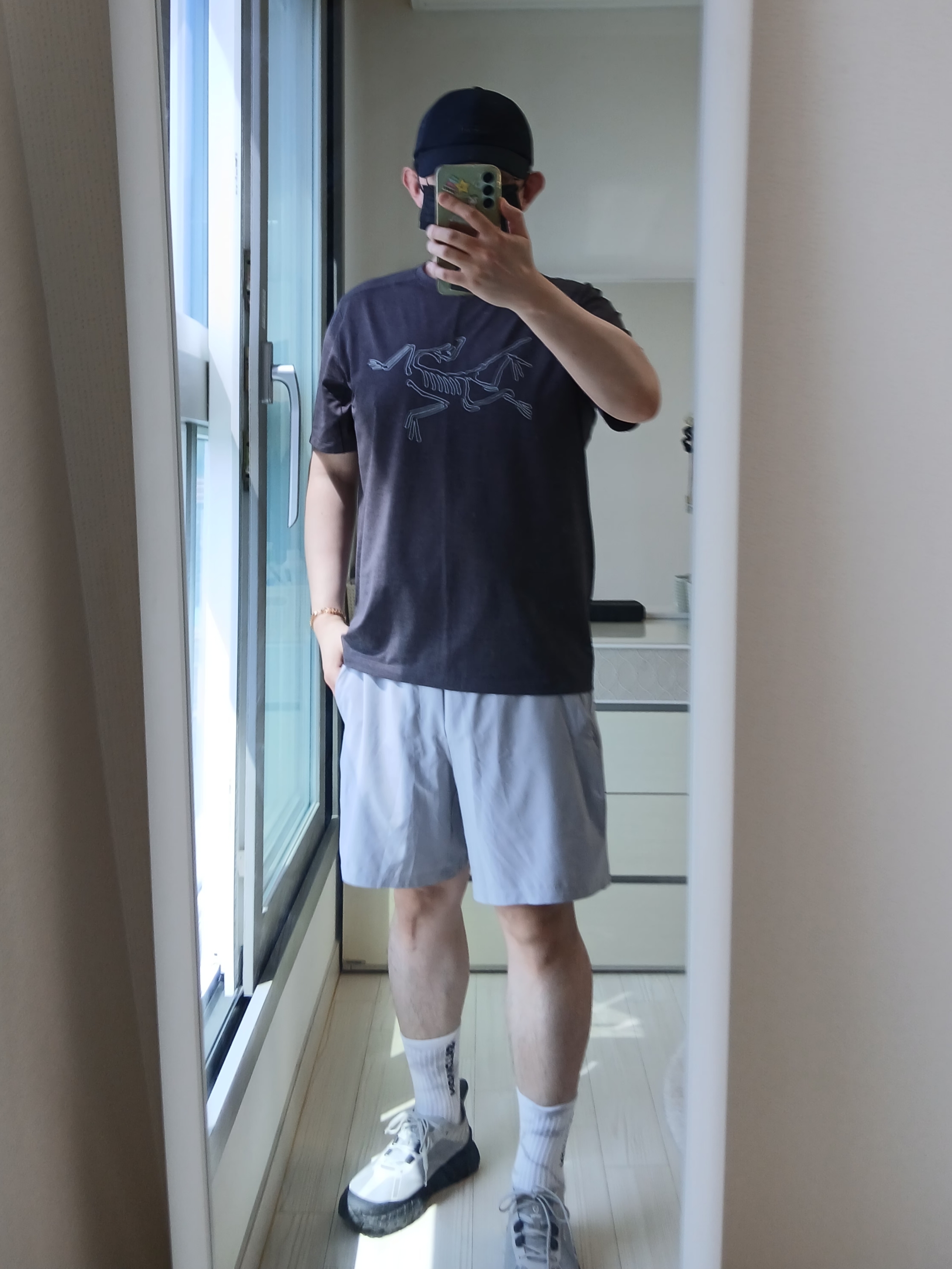 (W) Lululemon Fast and Free Ponytail Running Hat Black, Arc'teryx Cormac Logo SS T-Shirt Black Heather 착용 스타일 - 1