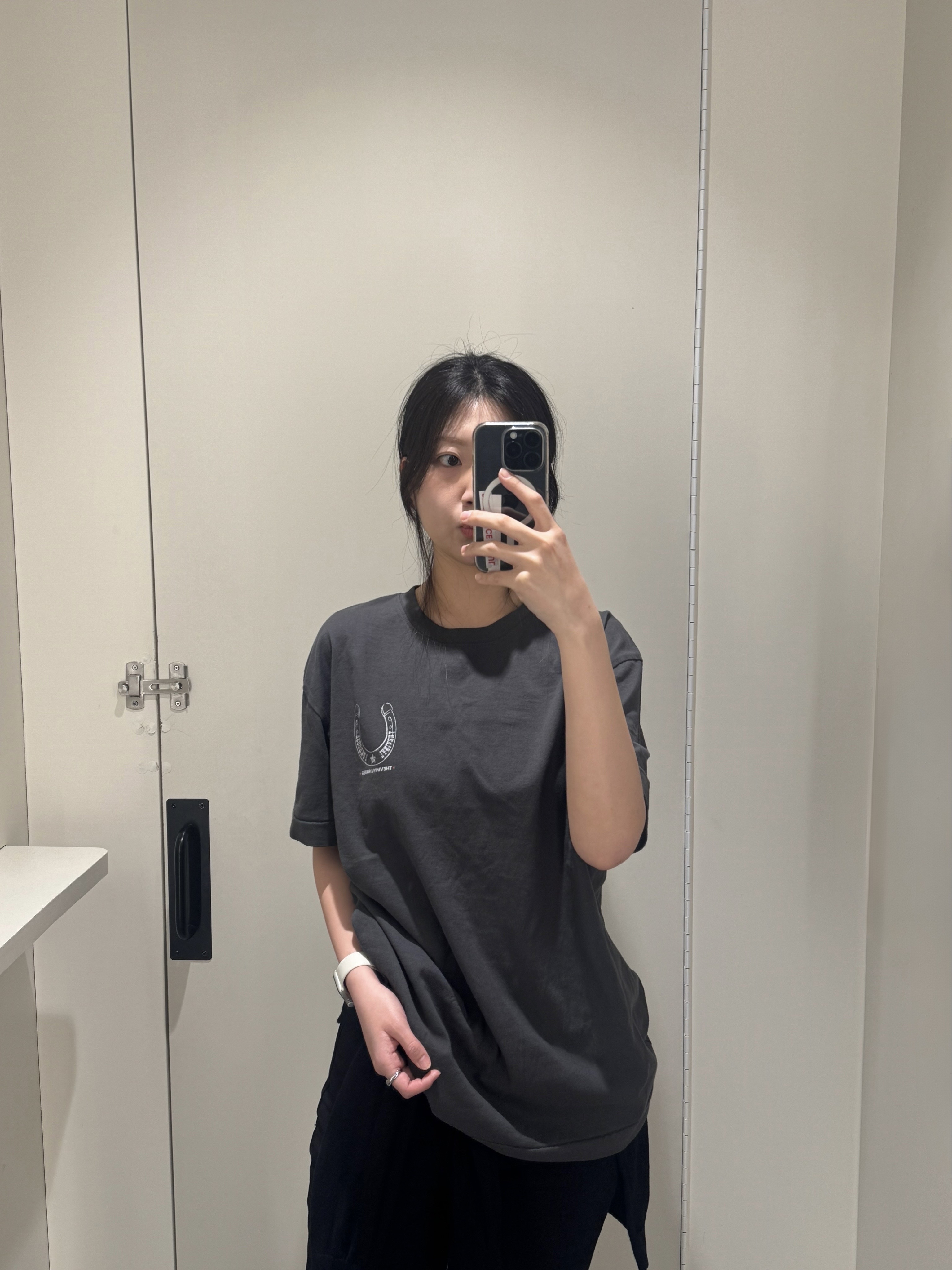 [KREAM 단독] Thevinylhouse Lucky House Tee Charcoal 착용 스타일 - 1