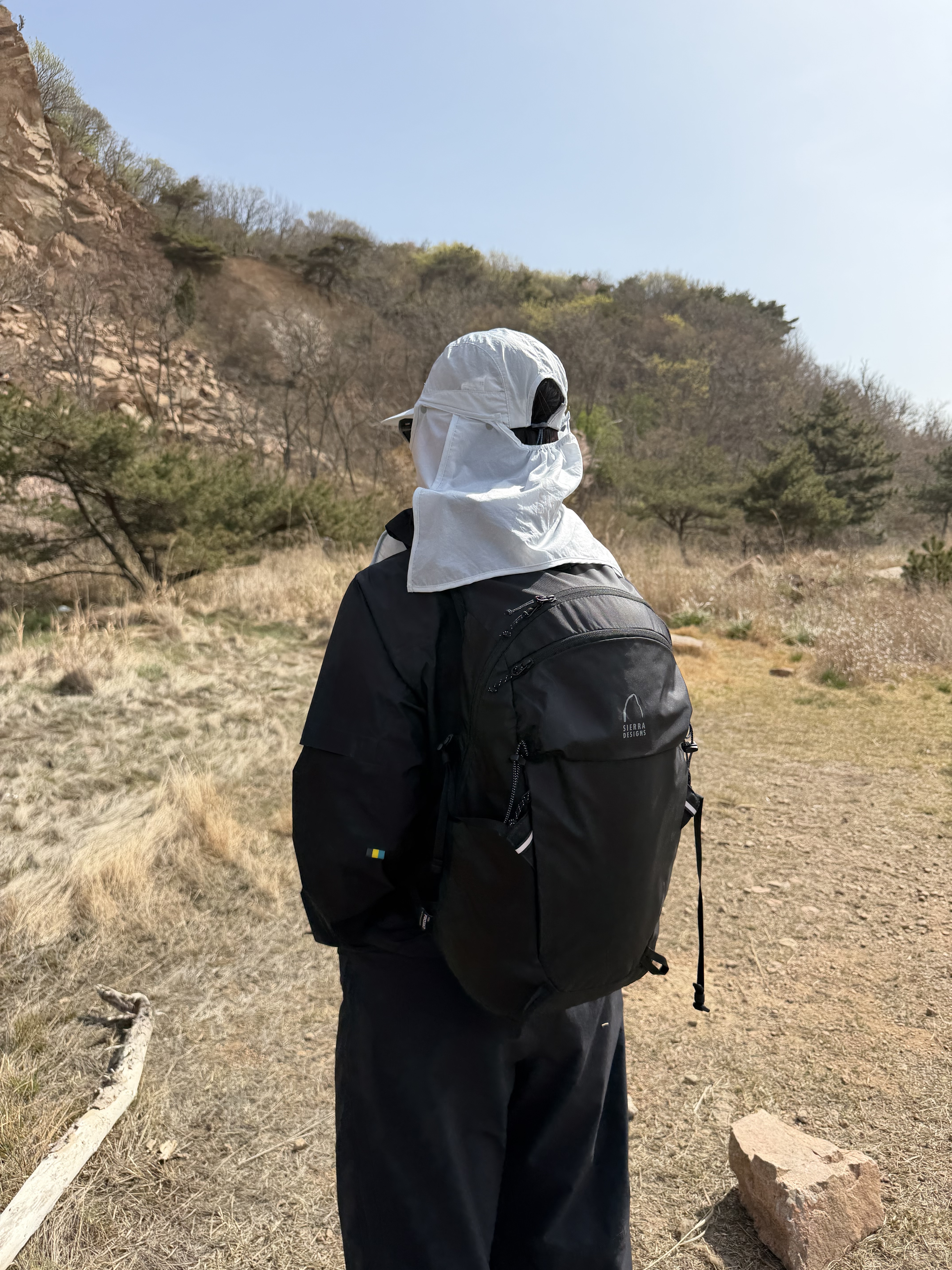 SIERRADESIGNS TENAYAPACK 25L Black, SIERRADESIGNS TENAYAPACK 25L Light Grey 착용 스타일 - 1