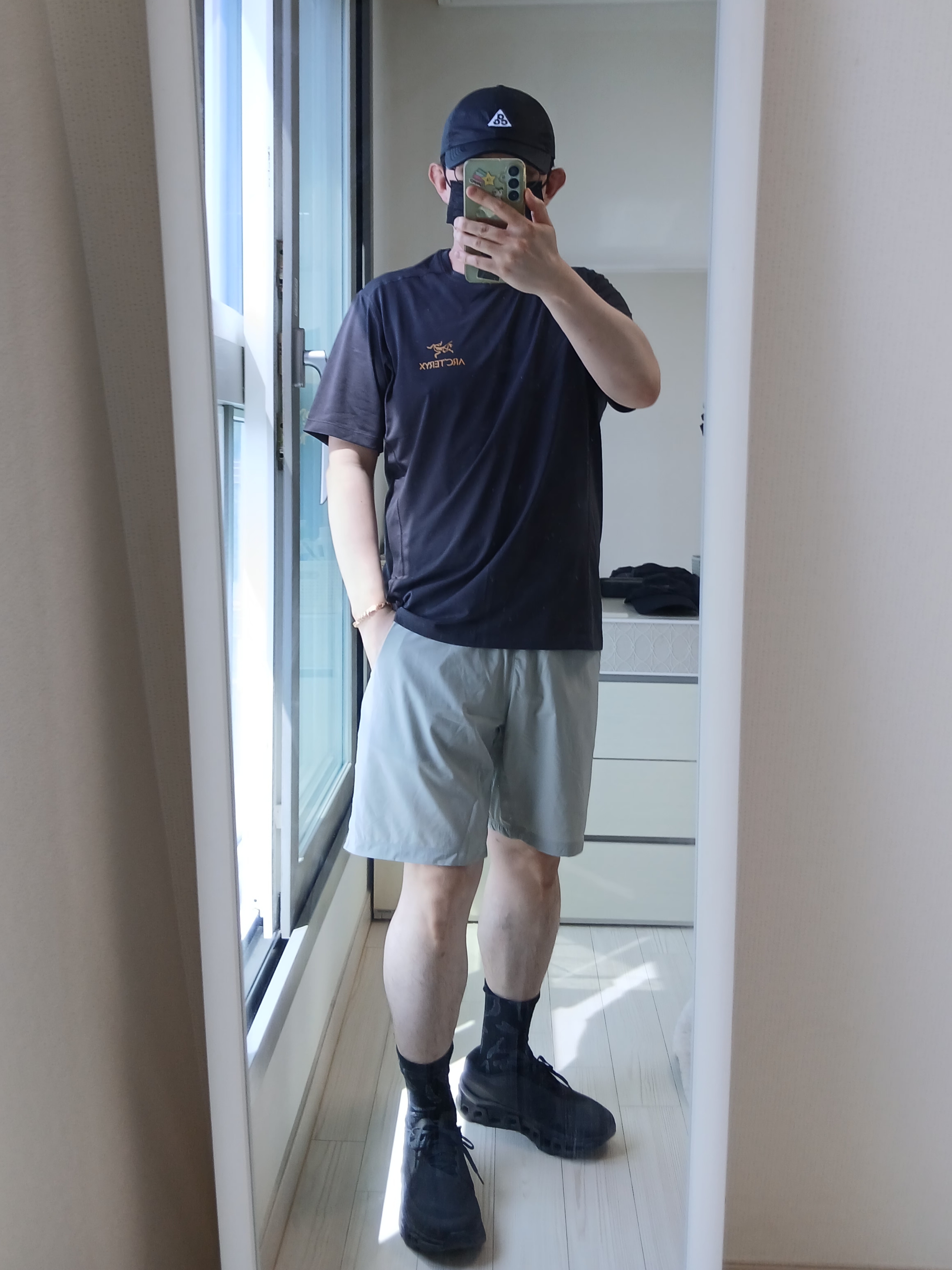 Nike ACG Trail Cap Black, Arc'teryx Motus Arcword Crew SS T-Shirt Black Heather 착용 스타일 - 1