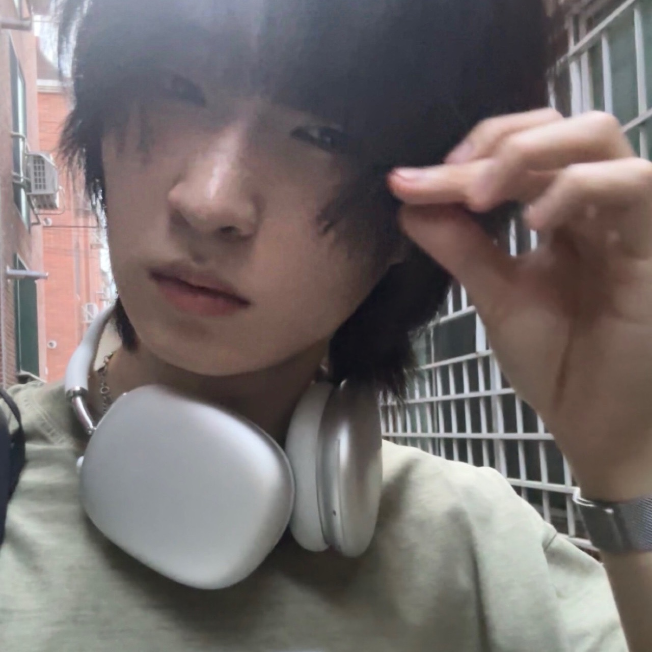 Apple AirPods Max Lightning Silver (Korean Ver.), Arc'teryx Konseal 15 Backpack Black 착용 스타일 - 2