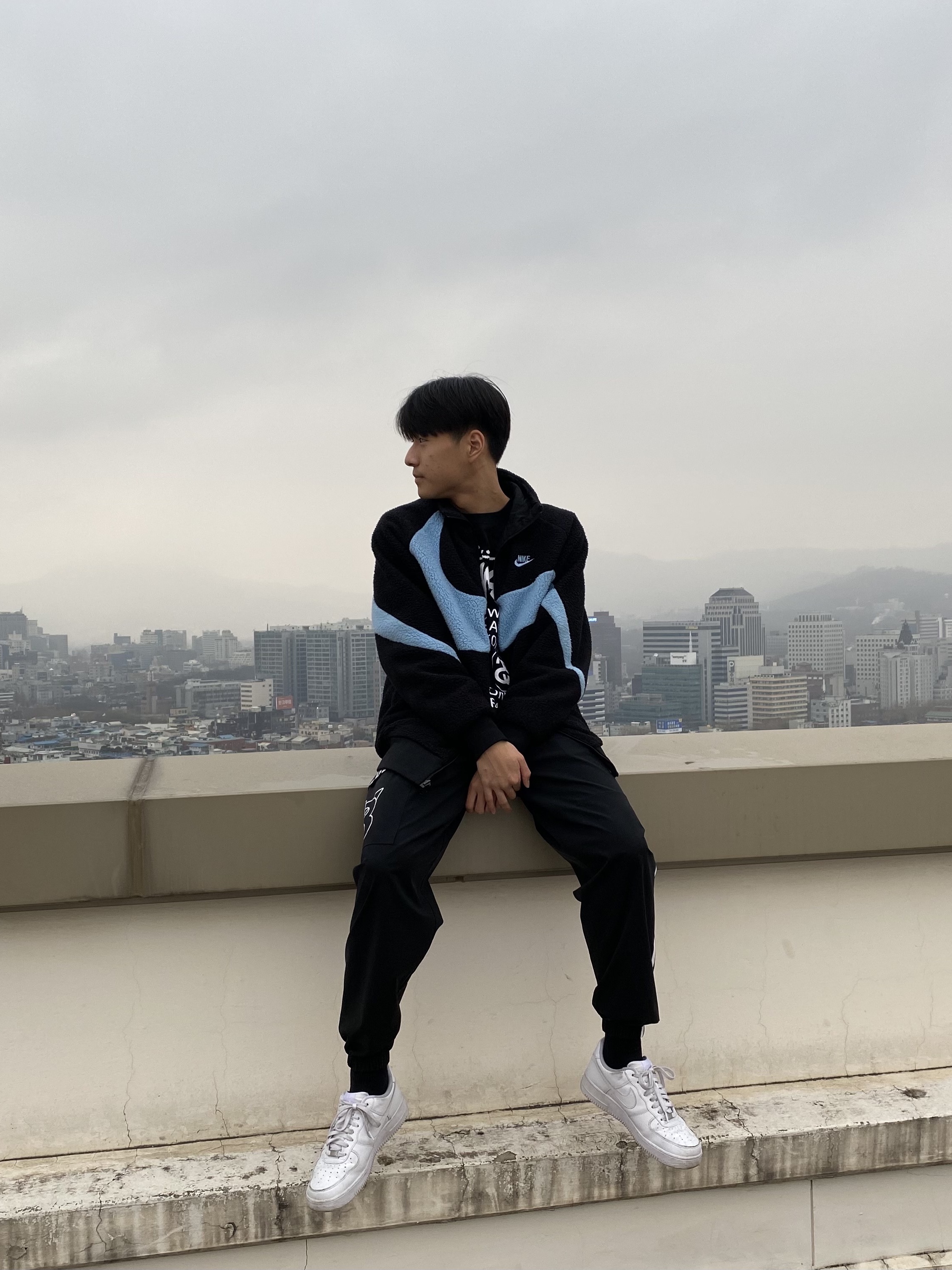 Stussy World Tour LS T-Shirt Black, Nike Air Force 1 '07 Low White 착용 스타일