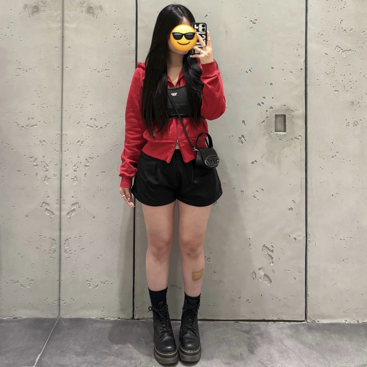 Diesel 1DR Mini Bag Plaque Black, (W) Diesel T-Leya-Tail-R1 Denim-Look Vest Top with Wrap Ties Black 착용 스타일