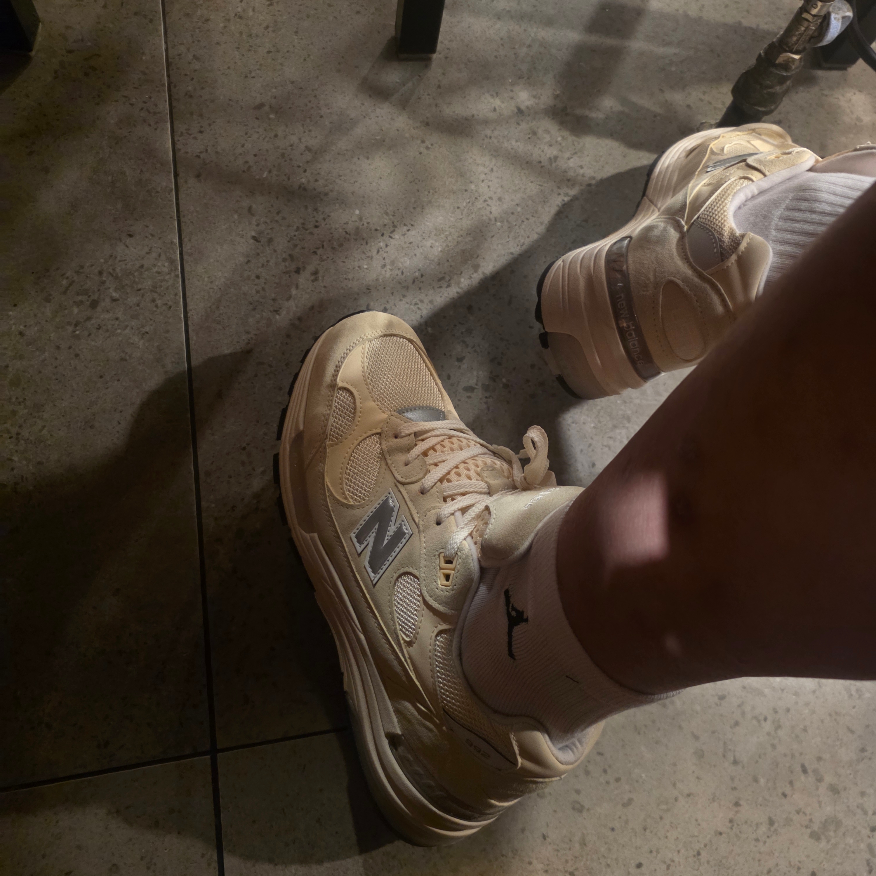 New Balance 992 Made in USA Calcium Raw Cashew 착용 스타일 - 3