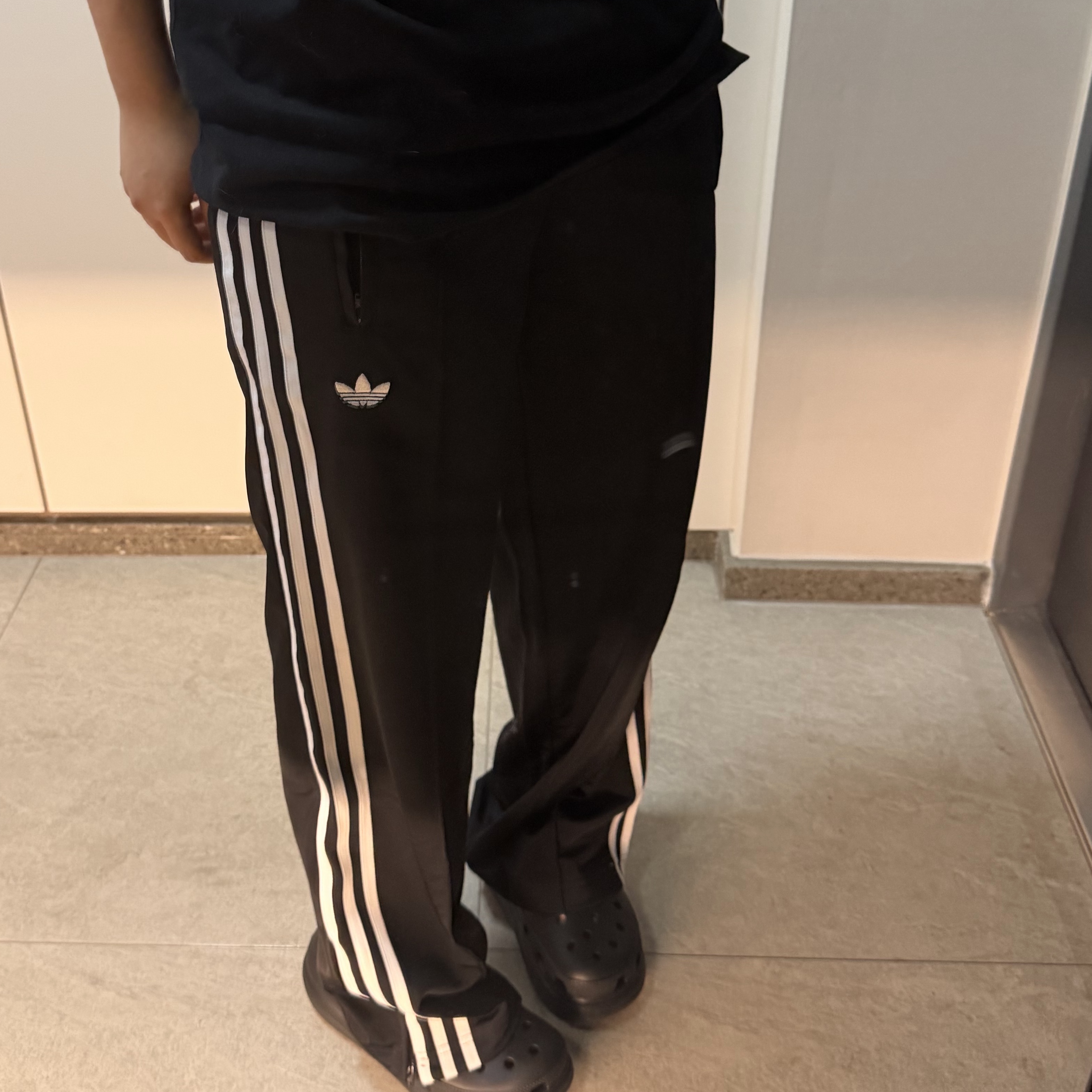 (W) Adidas Adicolor Classic Firebird Loose Track Pants Black - KR Sizing 착용 스타일 - 1