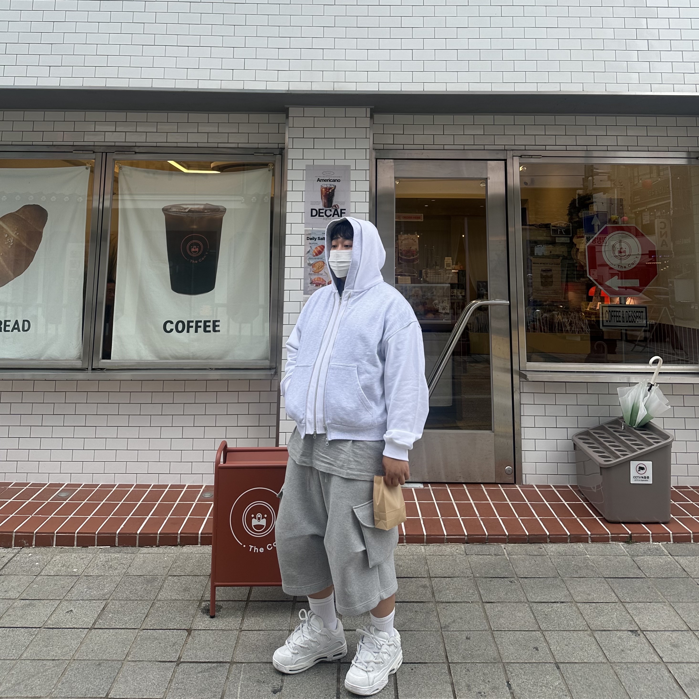 Nonnod Duplex Hooded Zip-Up White, MJD x AAO Wide Cargo Bermuda Pants Grey 착용 스타일