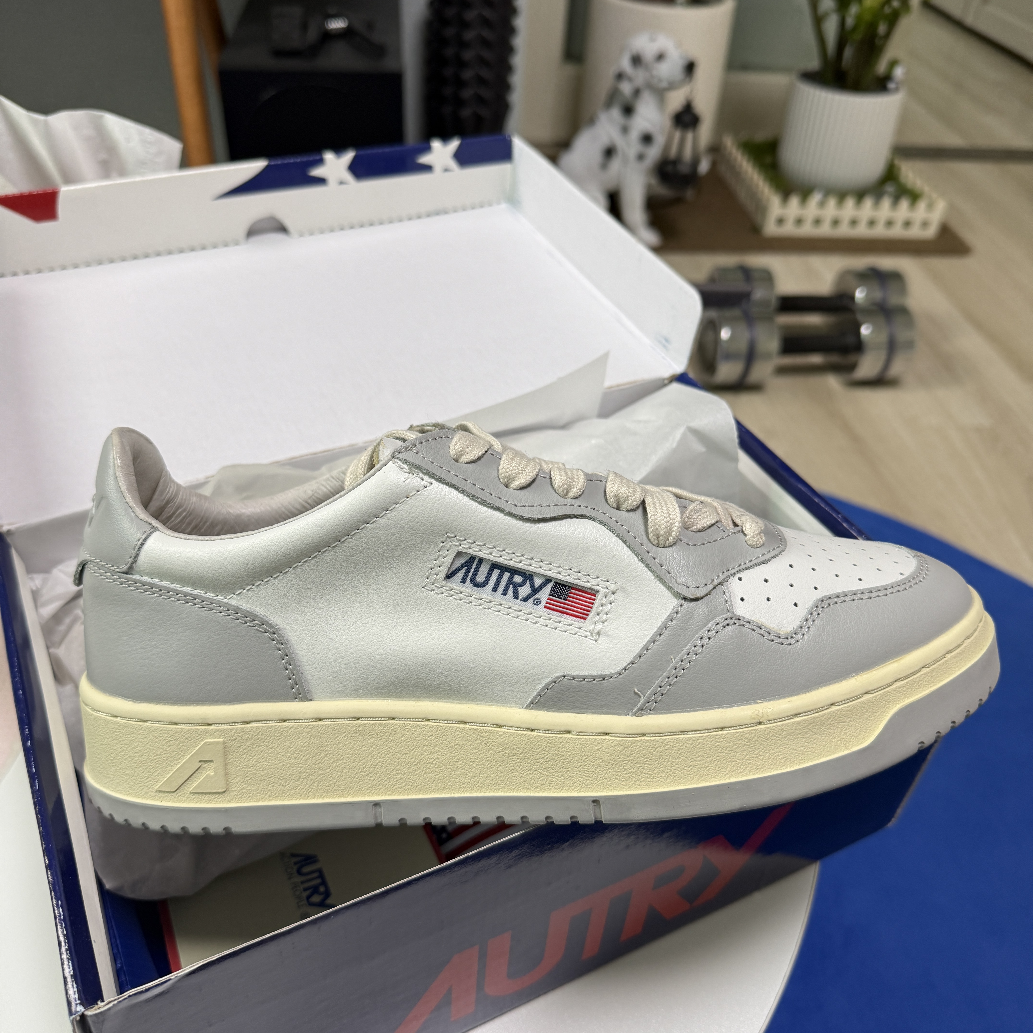 Autry Medalist Low Leather Sneakers Grey White 착용 스타일