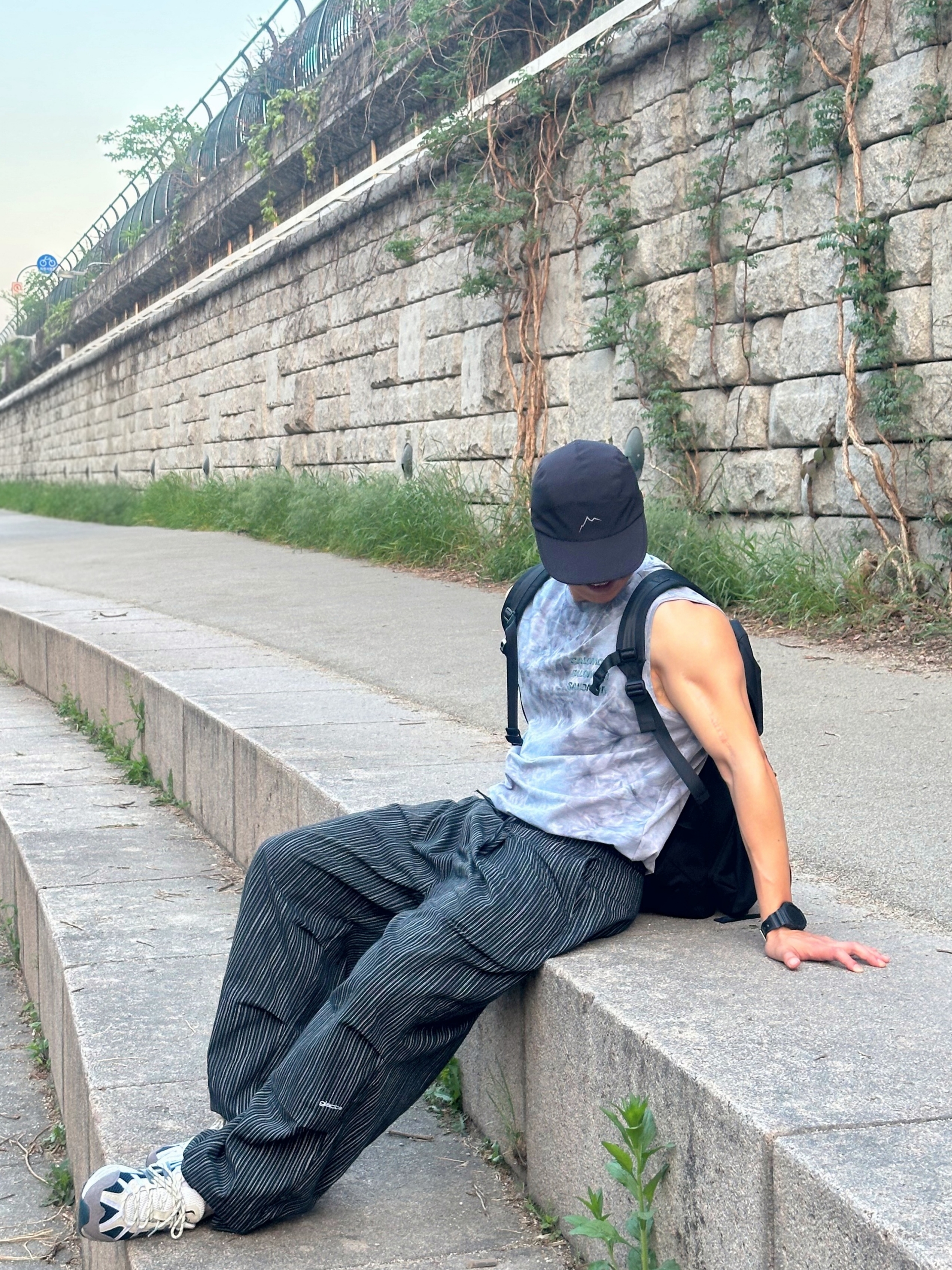 Cayl Flow 5 Panel Cap Black, Salomon Dynamic Dyeing Tank Melange Grey 착용 스타일 - 2