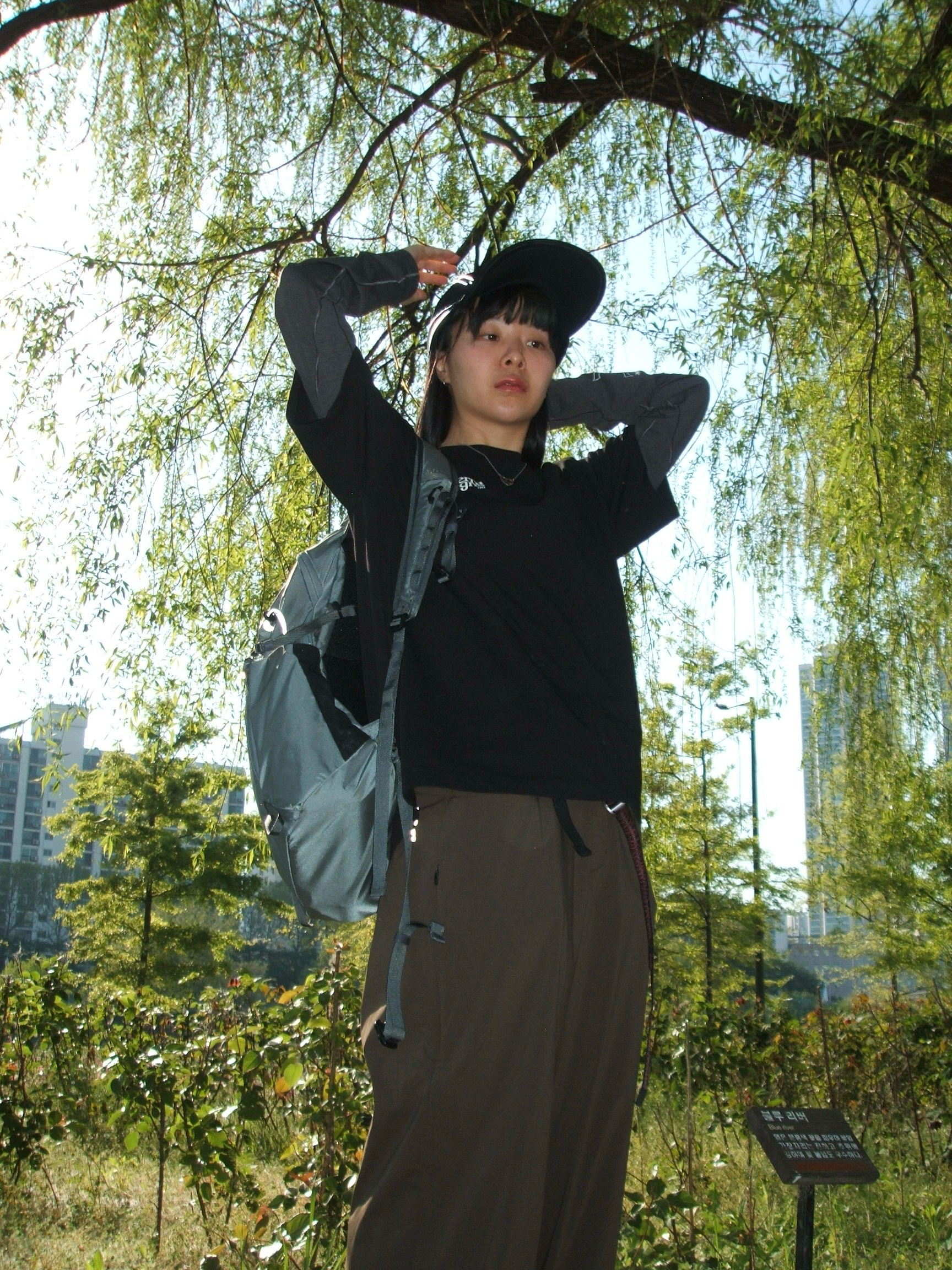 SIERRADESIGNS TENAYAPACK 25L Light Grey, SIERRADESIGNS TENAYAPACK 25L Black 착용 스타일 - 4