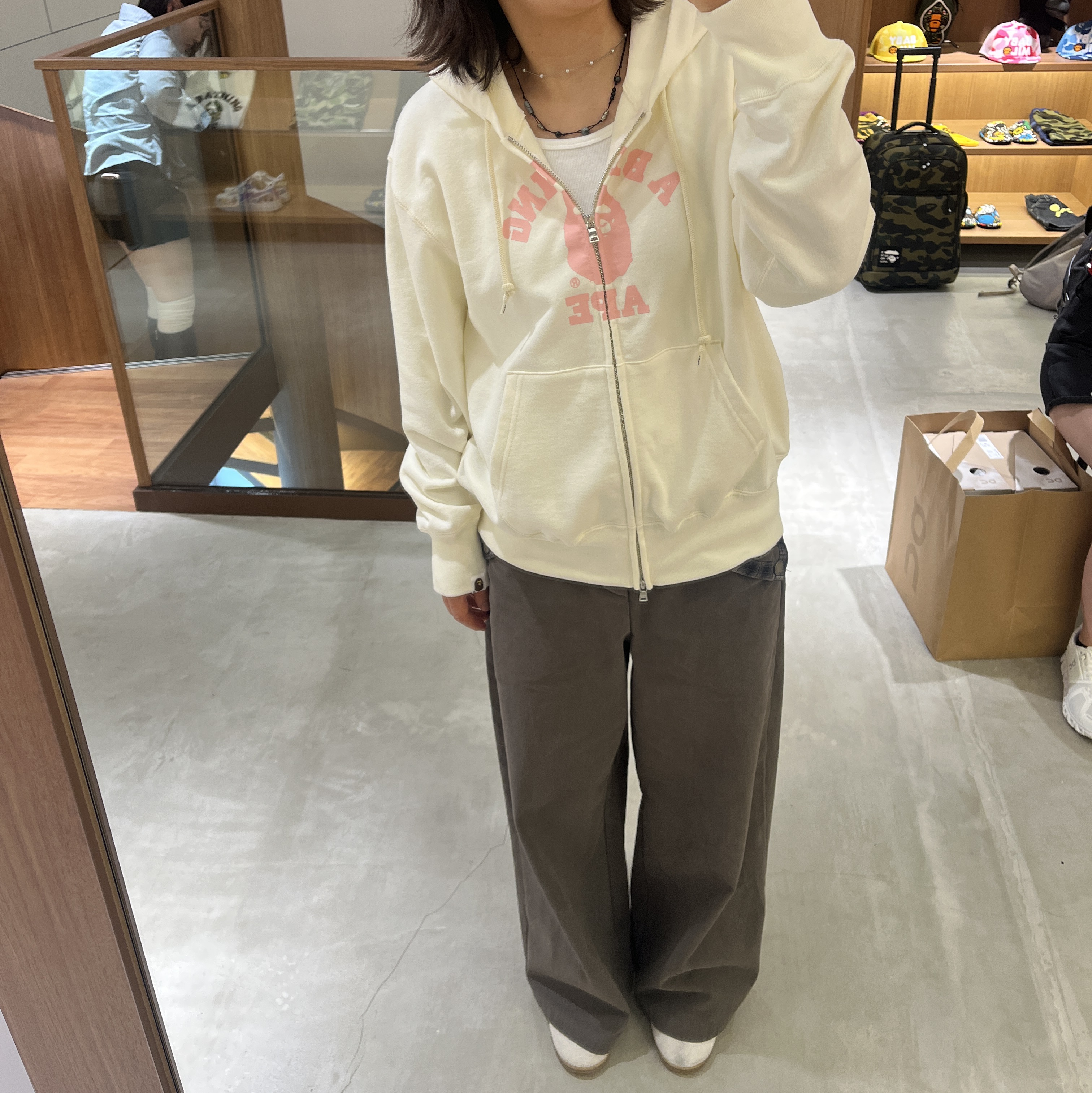 (W) BAPE College Zip Hoodie Ivory 착용 스타일 - 1