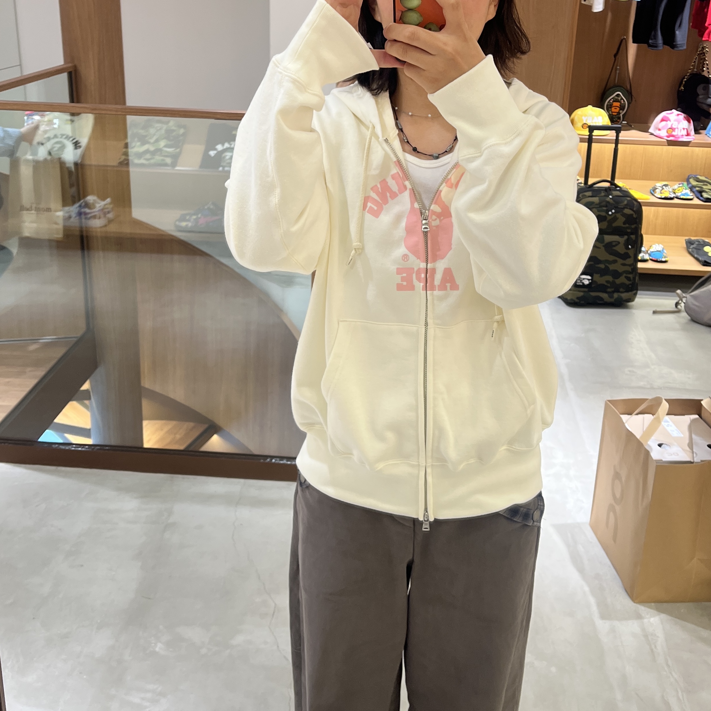 (W) BAPE College Zip Hoodie Ivory 착용 스타일 - 2