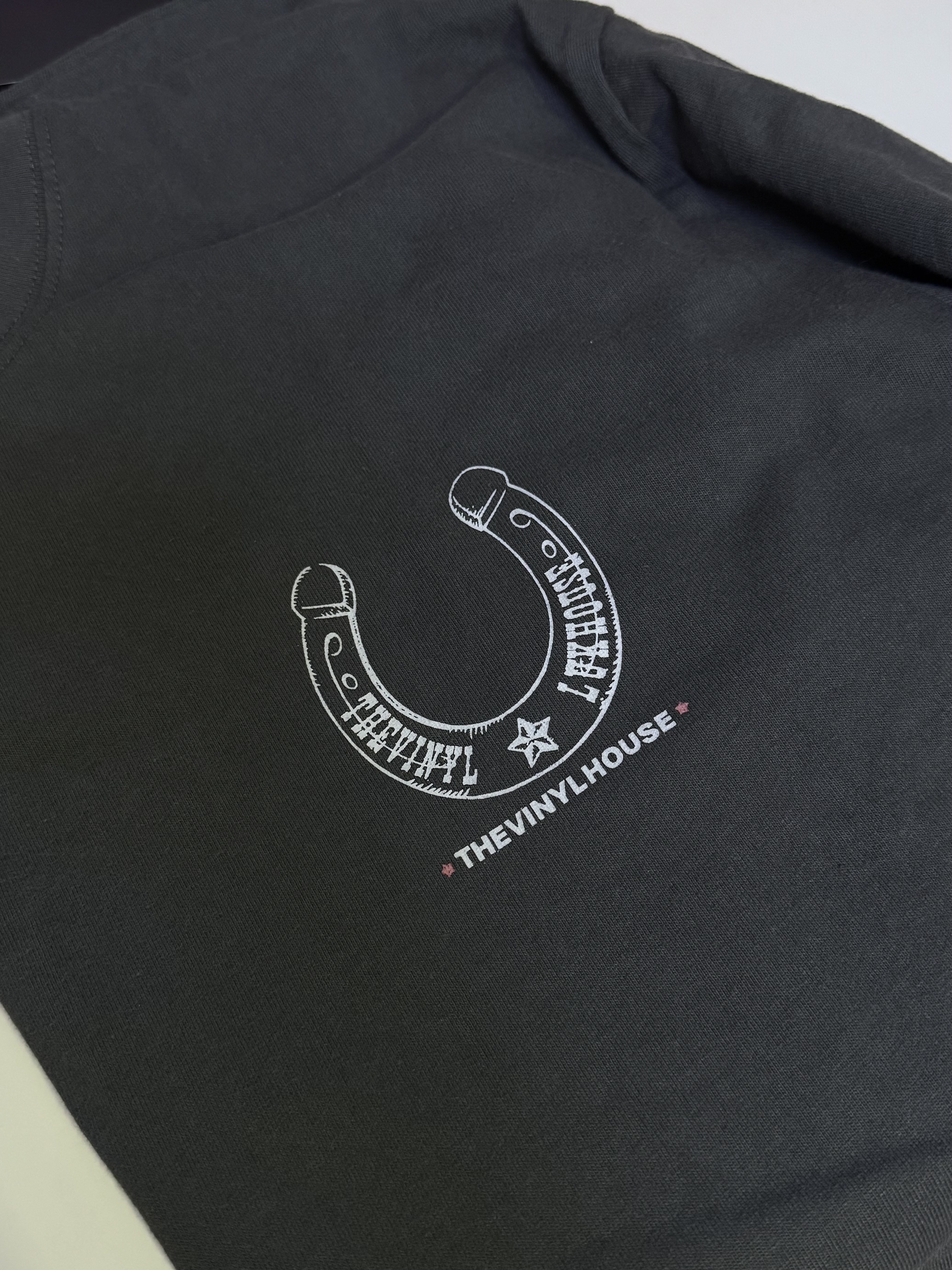 [KREAM 단독] Thevinylhouse Lucky House Tee Charcoal 착용 스타일 - 3