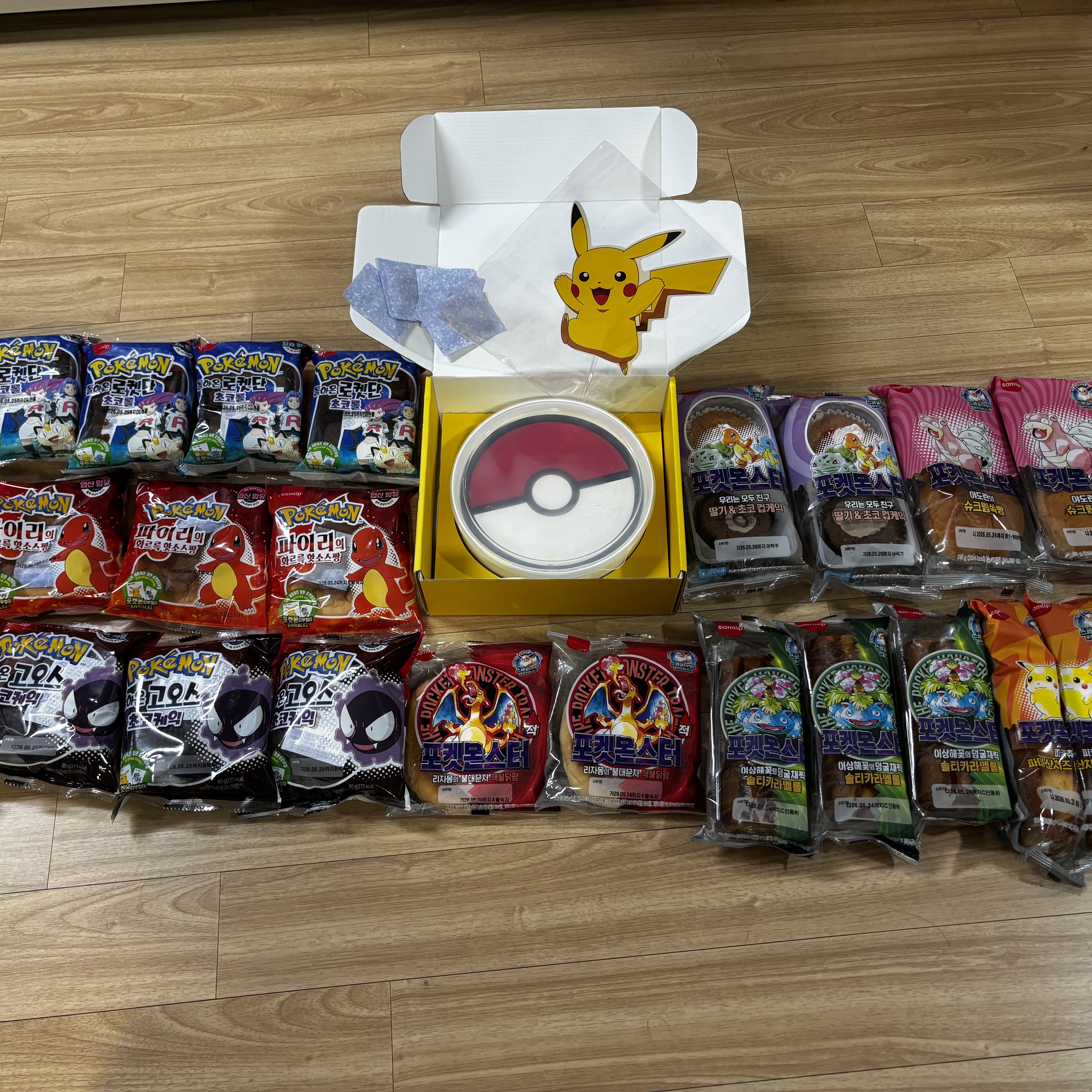 [KREAM 단독] Samlip Pokémon Bread All-in-One Set (Limited to 3, Includes Complete 100-Sticker Collector Book) 착용 스타일 - 1