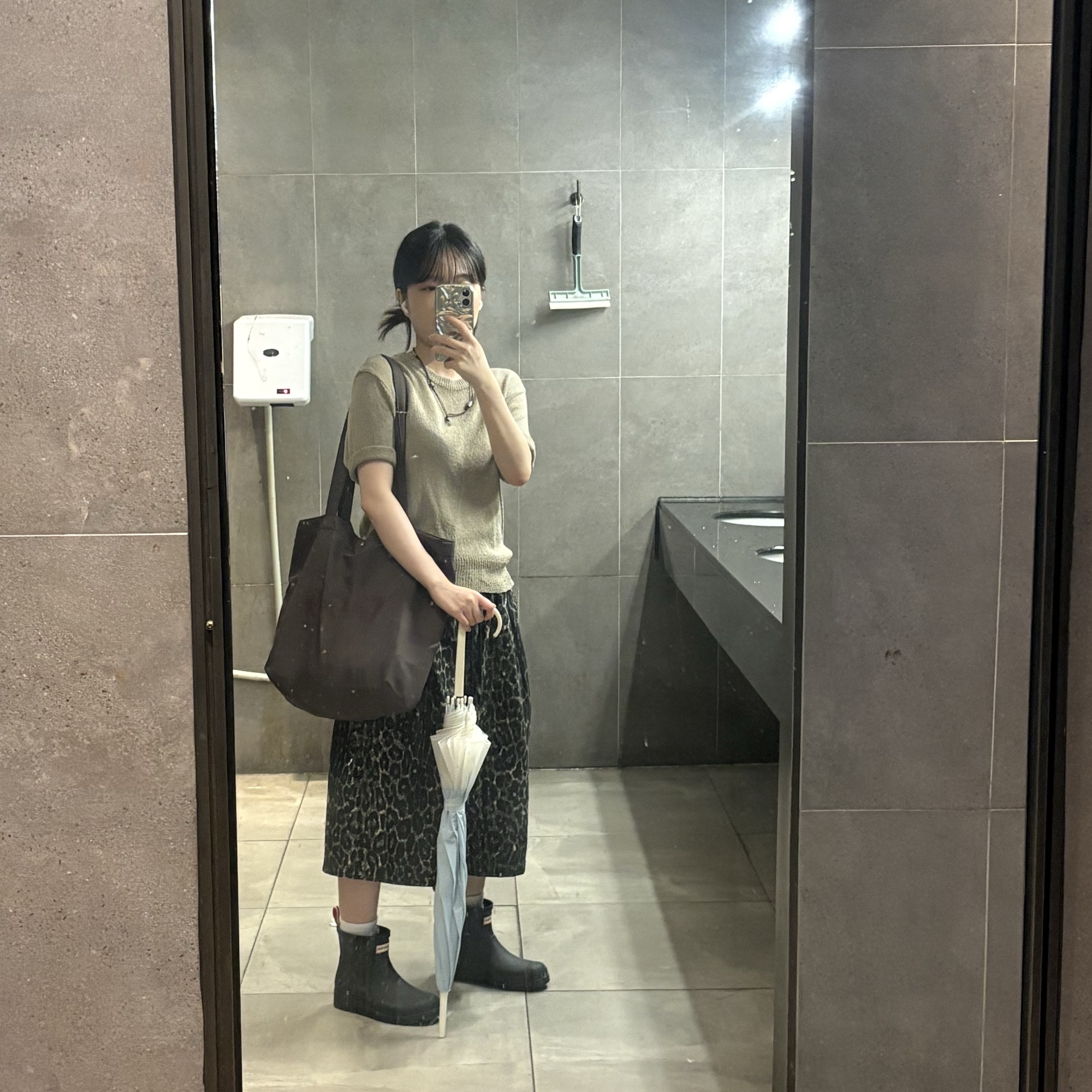 (W) Hunter Play Short Rain Boots Black 착용 스타일 - 1